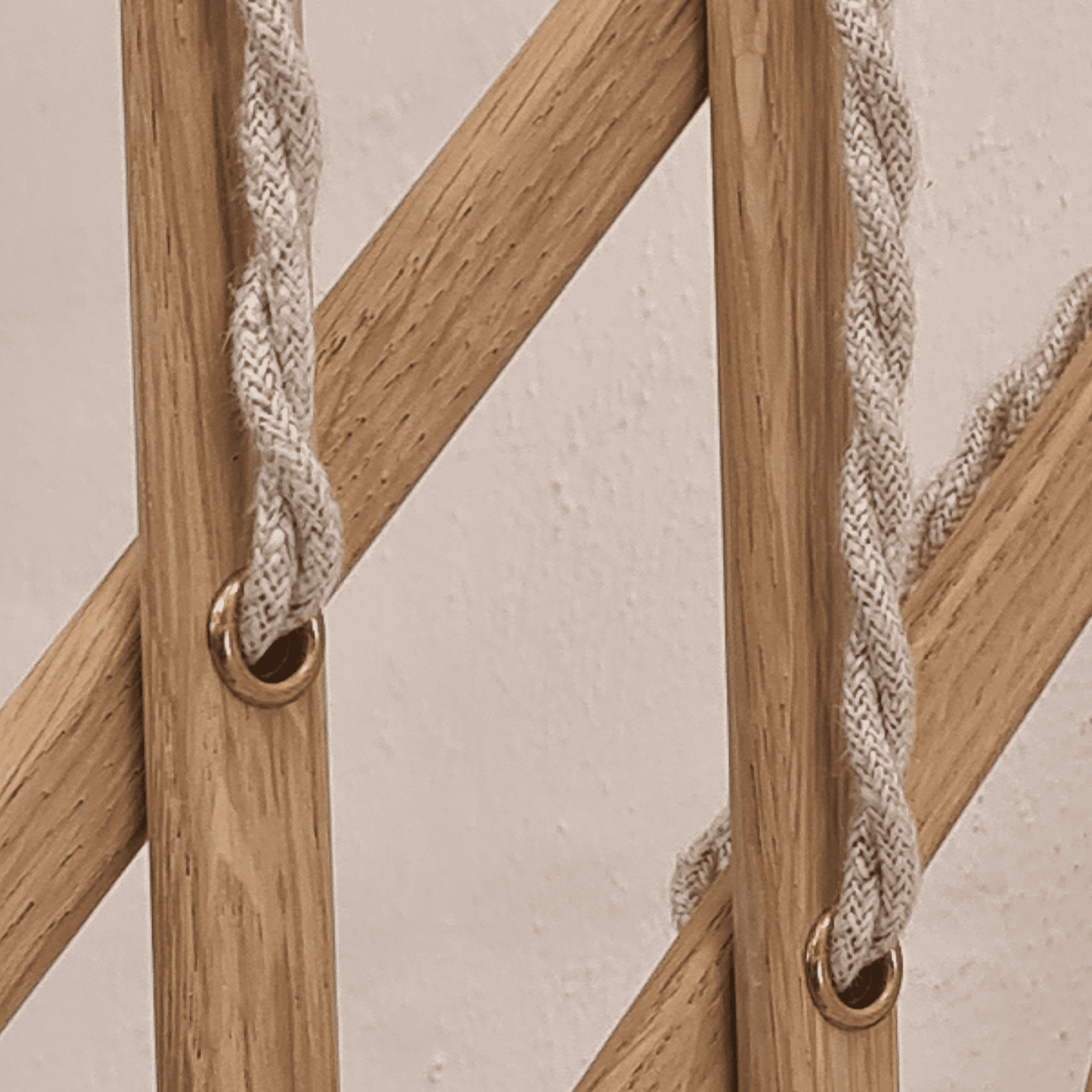 Wandlamp MODEL 224 6/21 SAX ANNIVERSARY wit met een donkere eiken basis