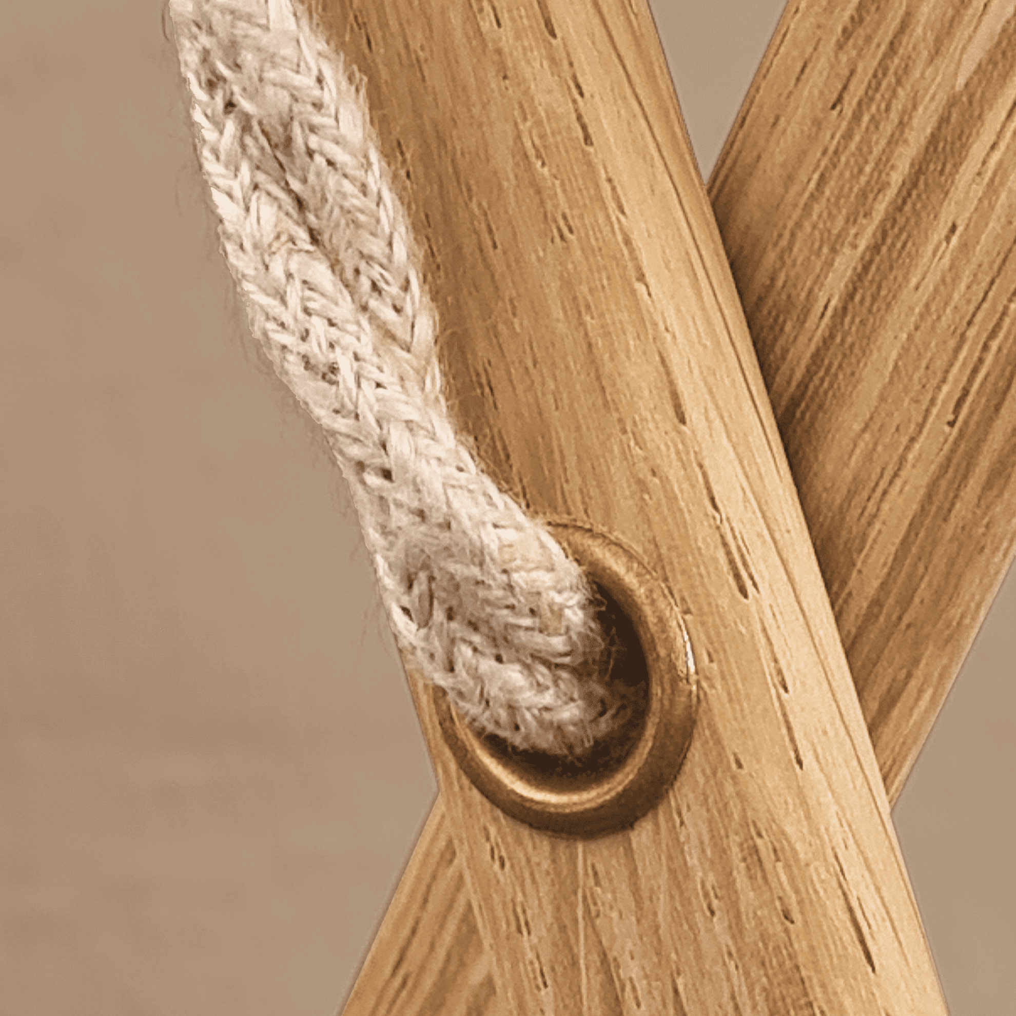 Wandlamp MODEL 224 6/21 SAX ANNIVERSARY wit met een donkere eiken basis