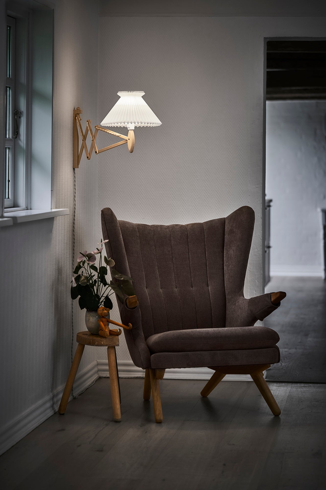 Wandlamp MODEL 224 6/21 SAX ANNIVERSARY wit met een donkere eiken basis
