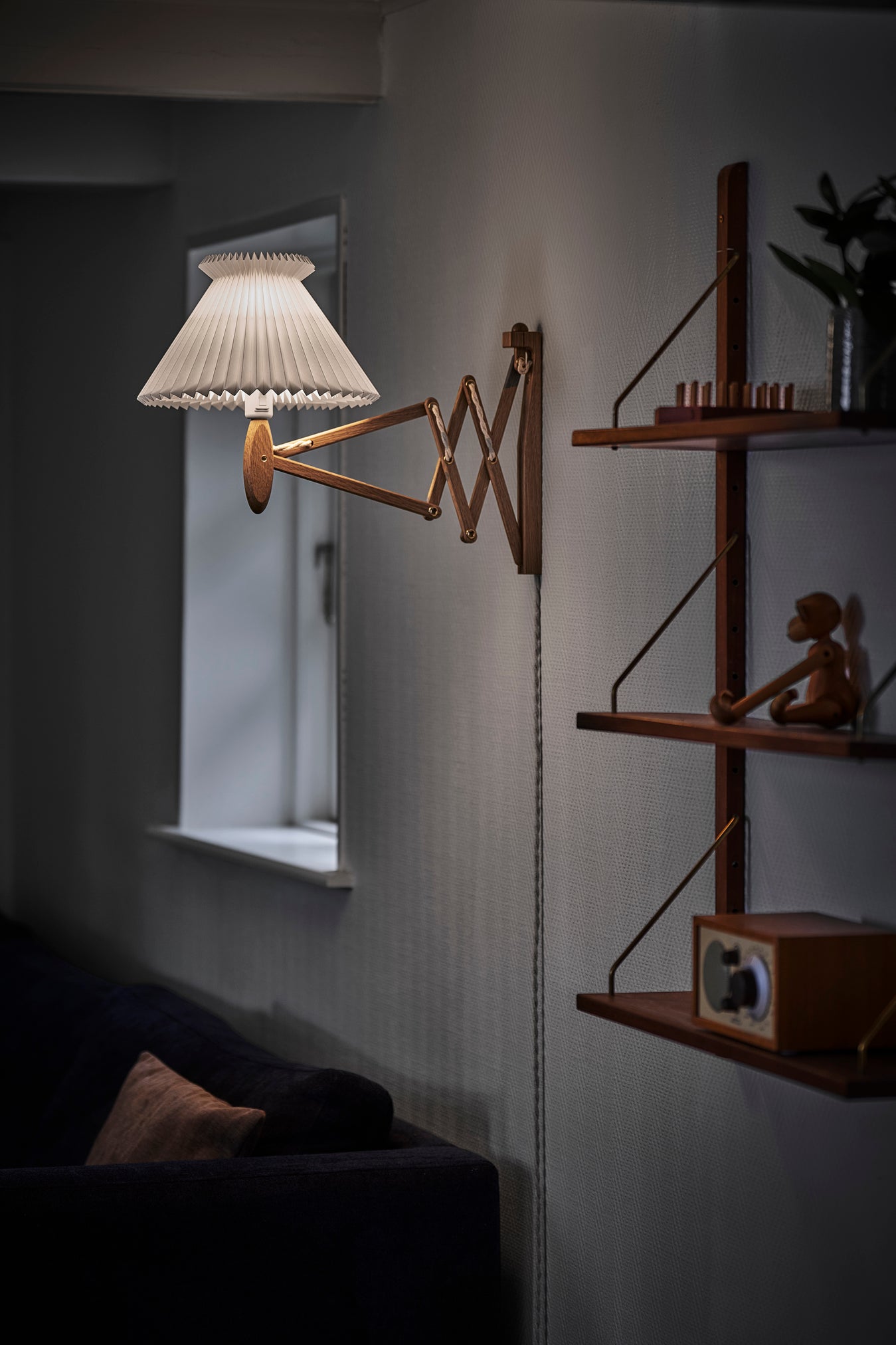 Wandlamp MODEL 224 6/21 SAX ANNIVERSARY wit met een donkere eiken basis