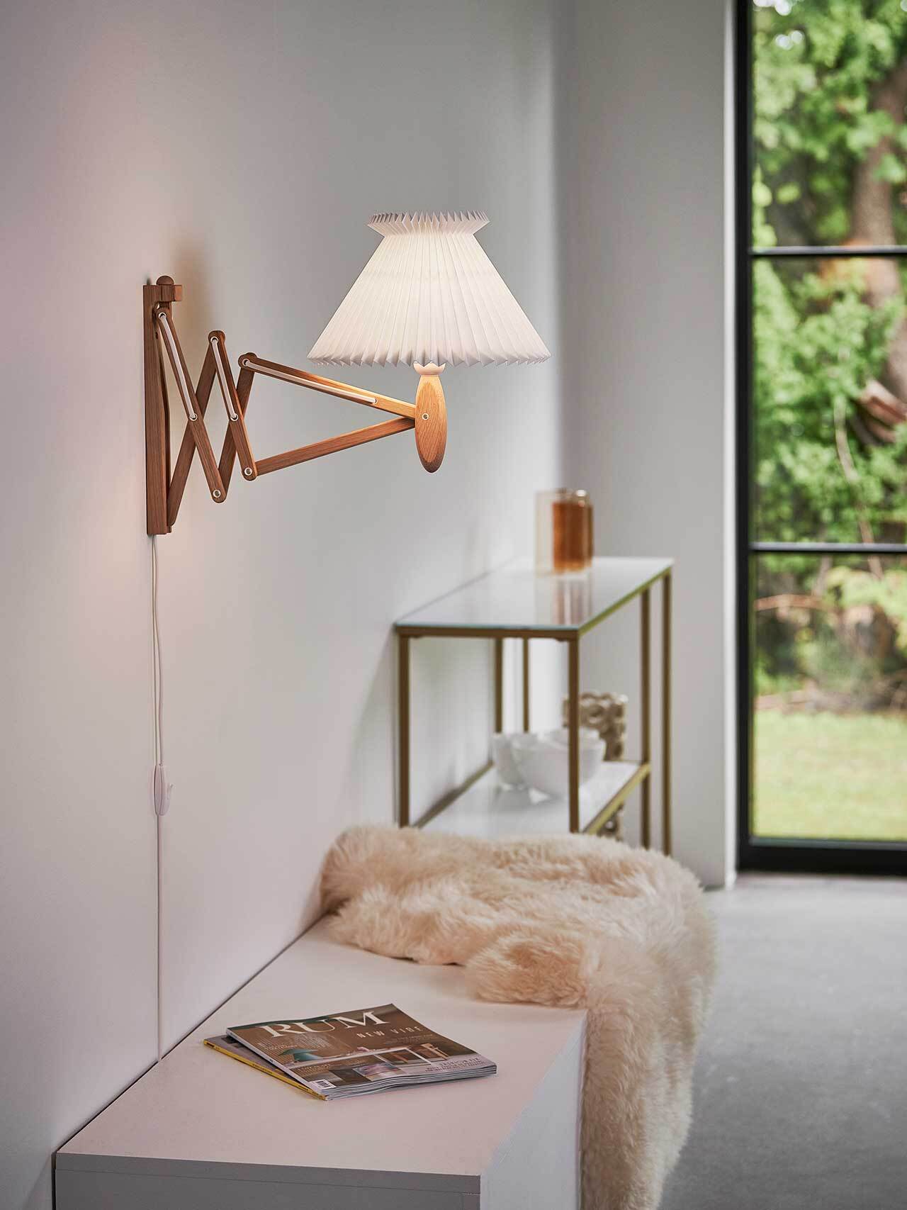 Wall lamp MODEL 224 6/17 SAX white with light oak base