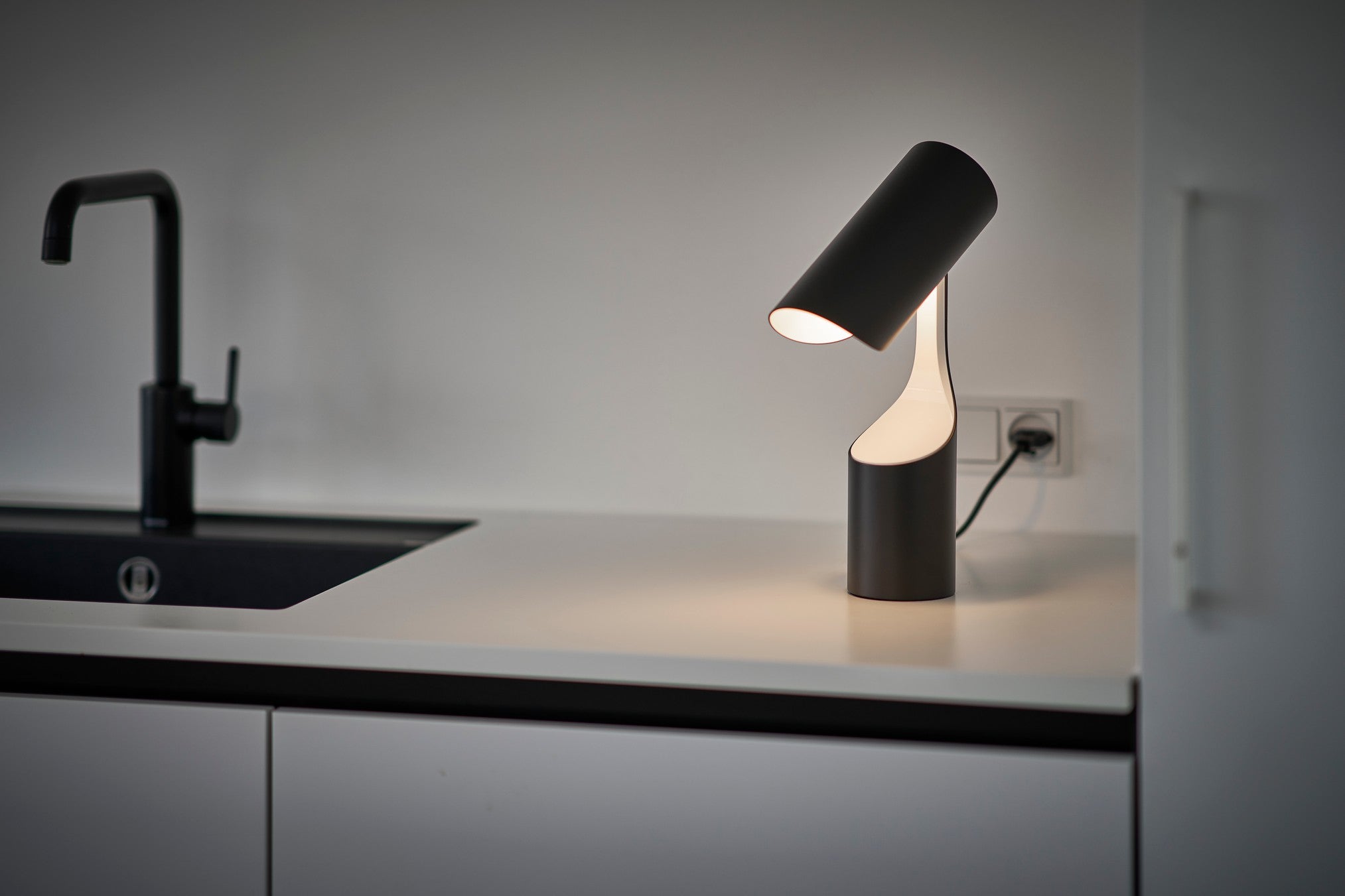 Table Lamp MODEL 353 MUTATIO black