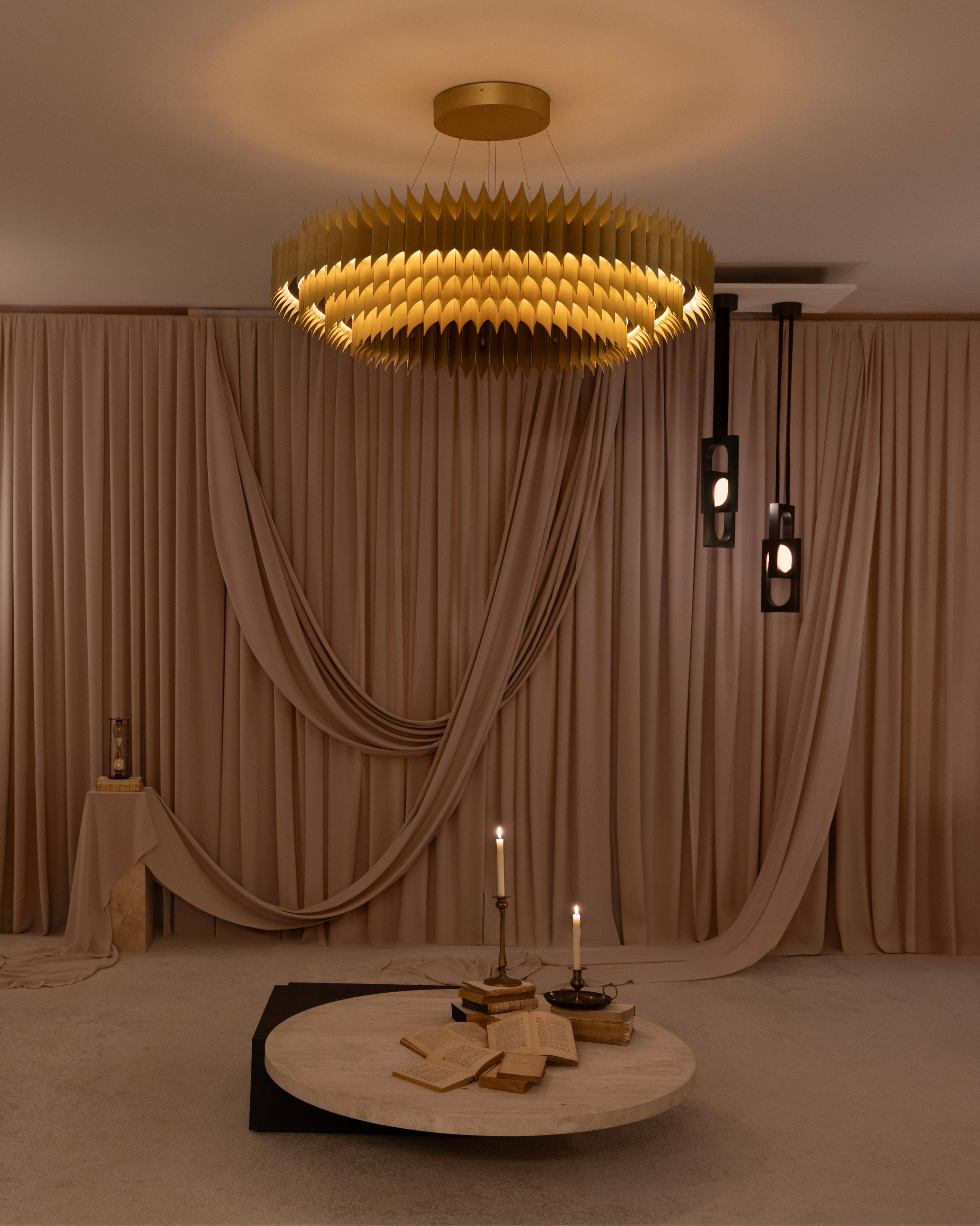 Hanglamp MYTHOS DUO met opalen glazen kap en messing.