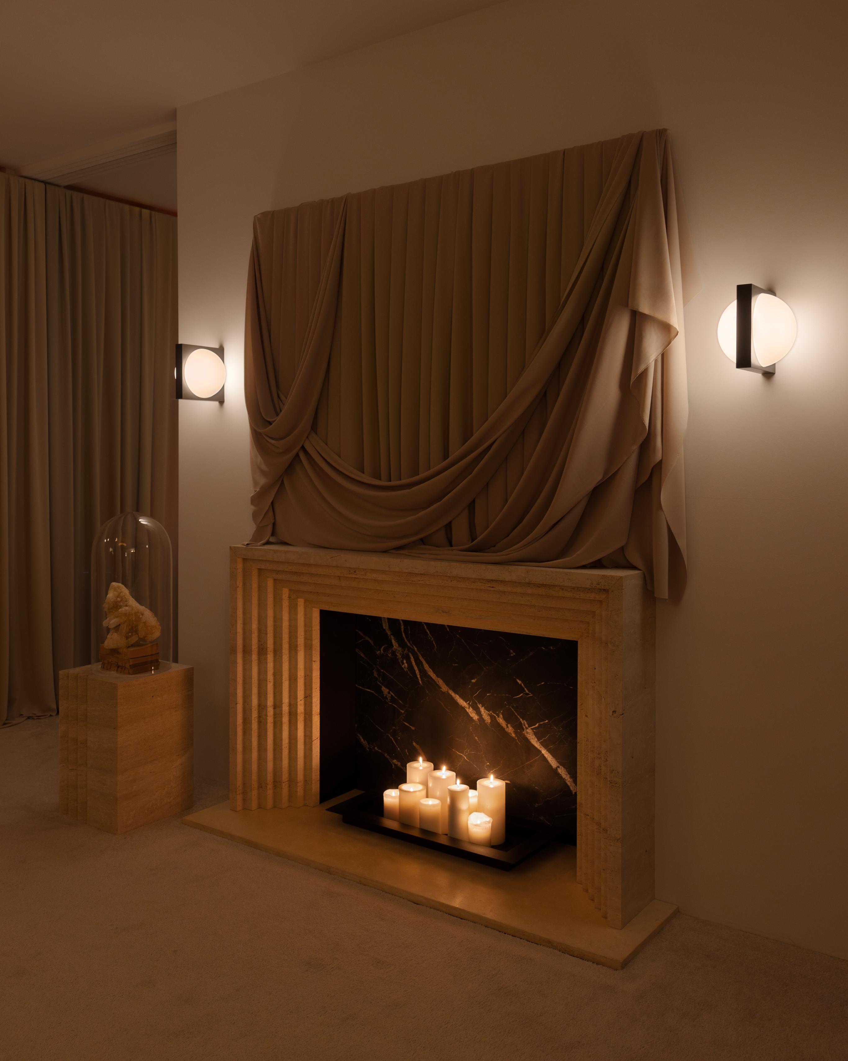 Wandlamp SOLSTICE met opaal glazen kap en messing.