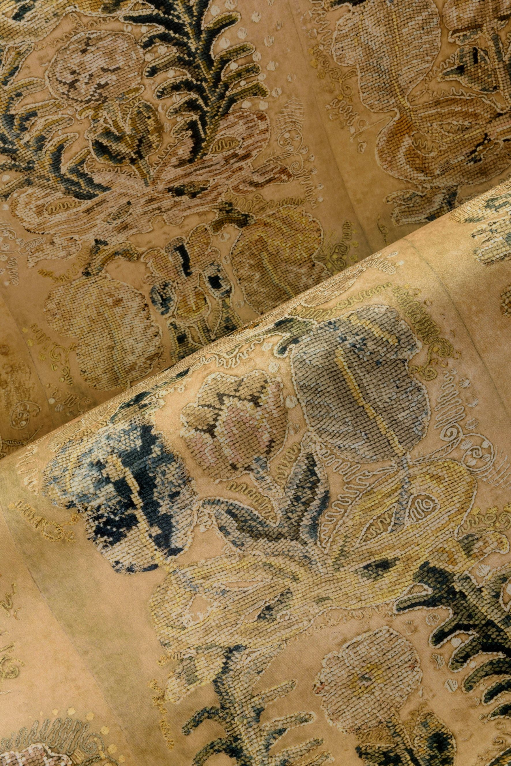 Textielbehang met plantaal motief ORNAMENT donker goud met groen