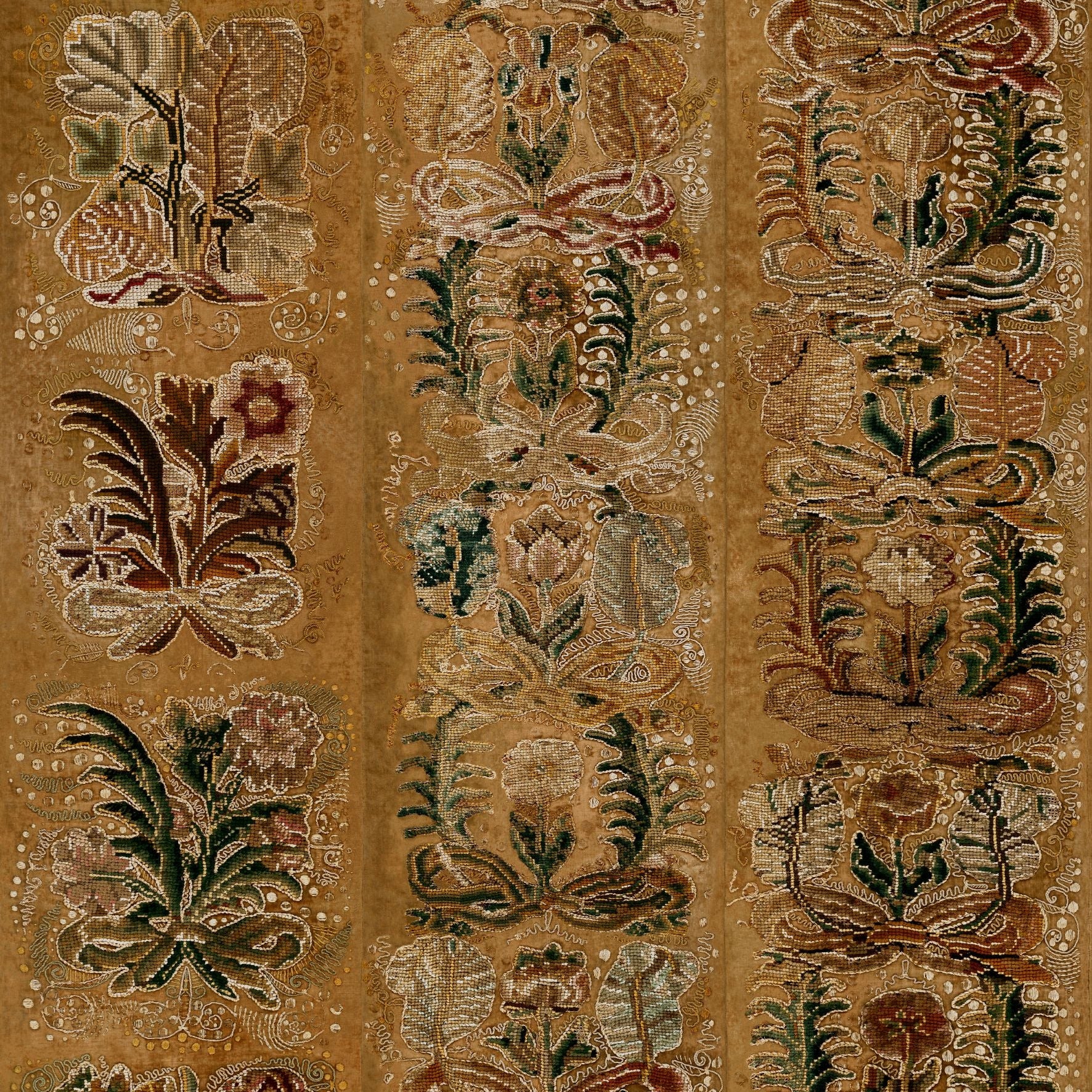 Textielbehang met plantaal motief ORNAMENT donker goud met groen