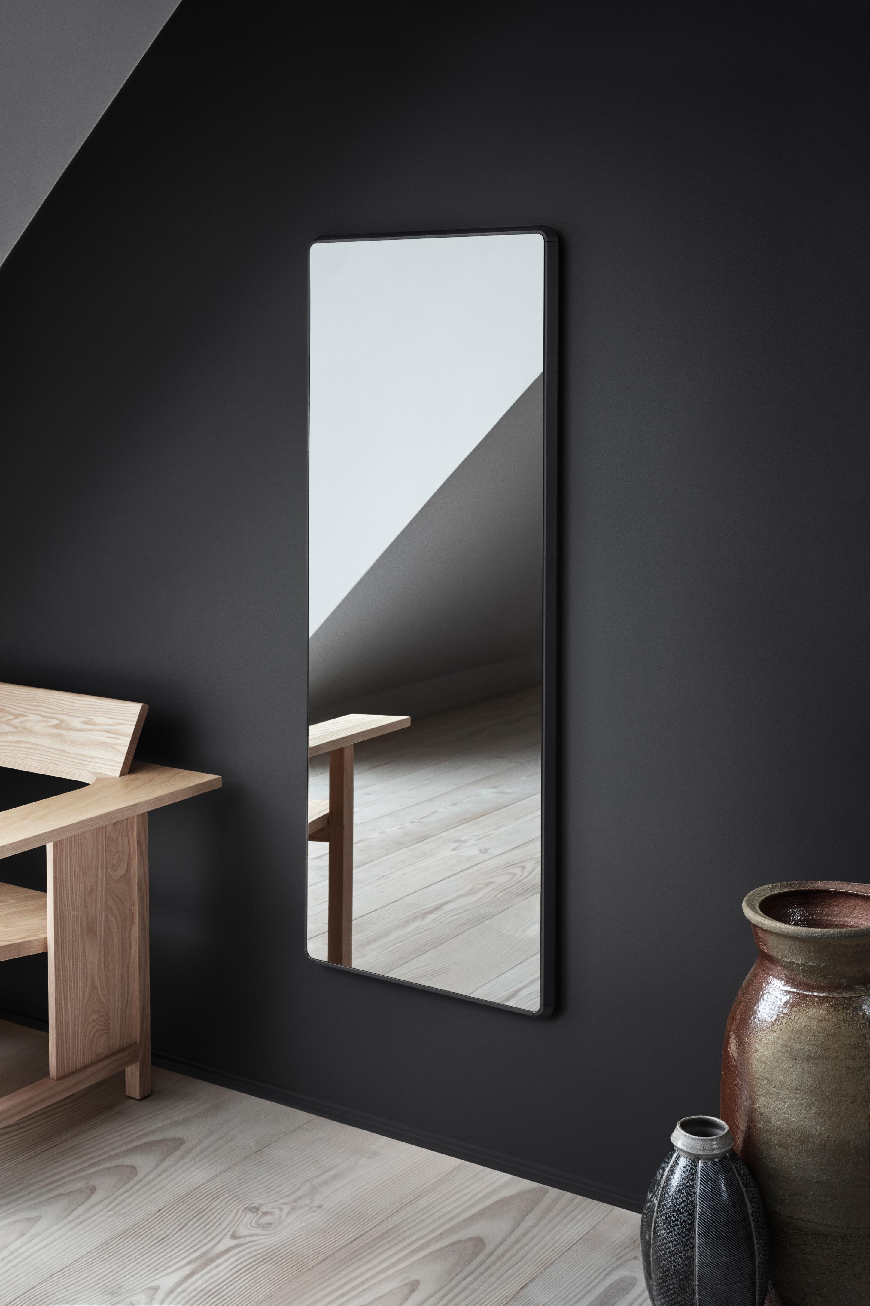 Lustro badkamer VIPP zwarte aluminium lijst