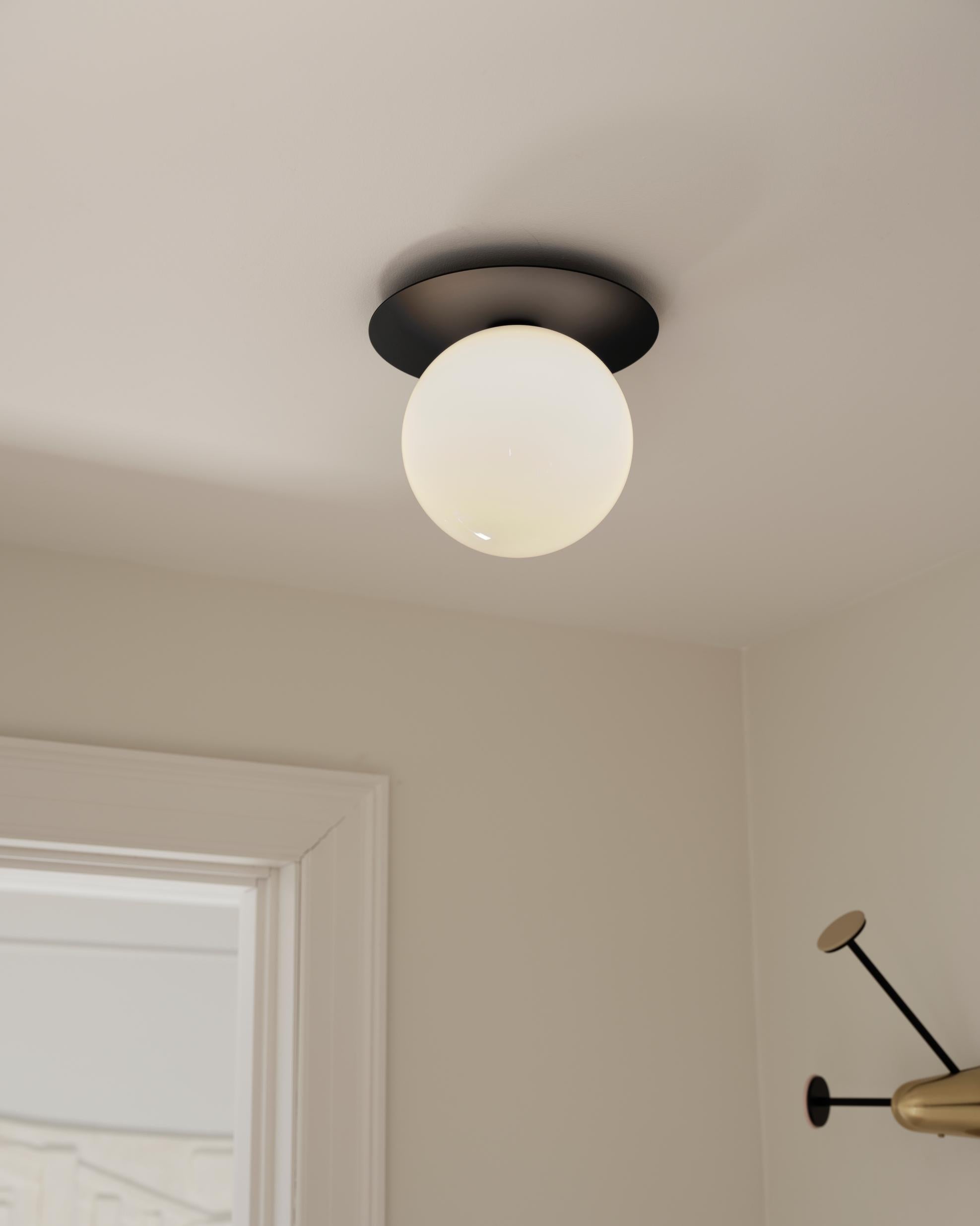 Wandlampe LIILA schwarz mit opalem Glas