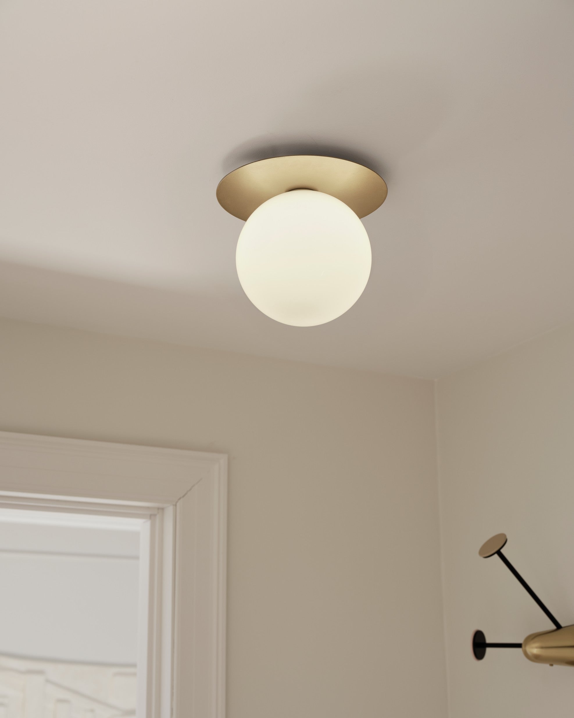 Wandlampe LIILA gold mit opalem Glas