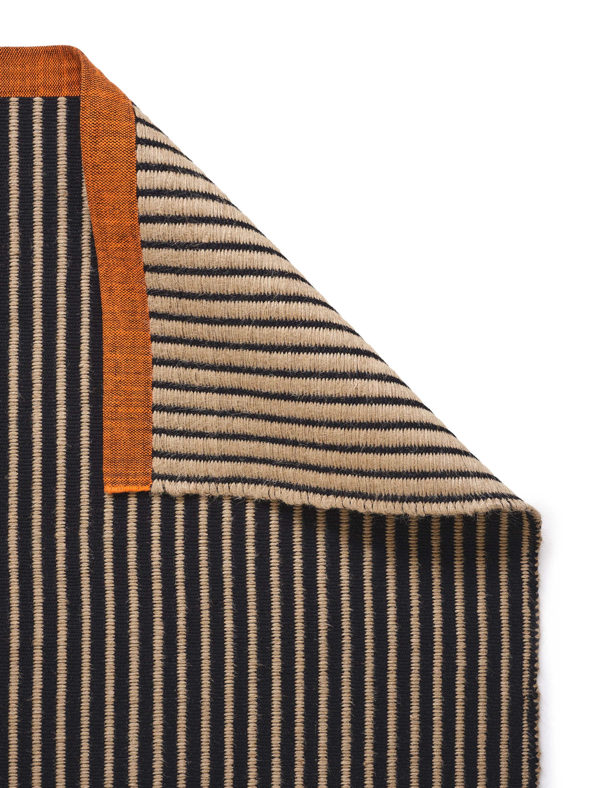 Vloerkleed LINE zwart met oranje