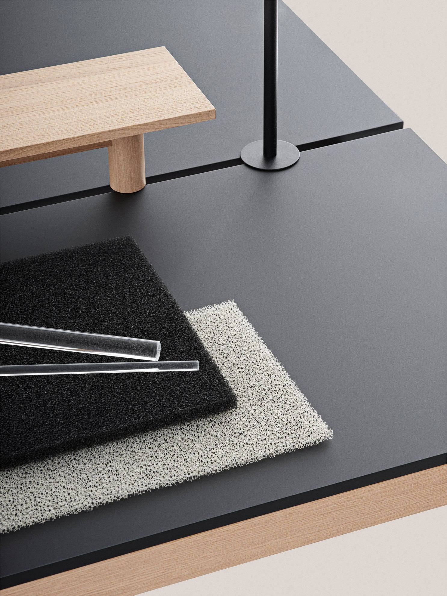 Bureau tafel LINEAR SYSTEM - CONFIGURATIE 2 zwart nanolaminaat met eiken basis