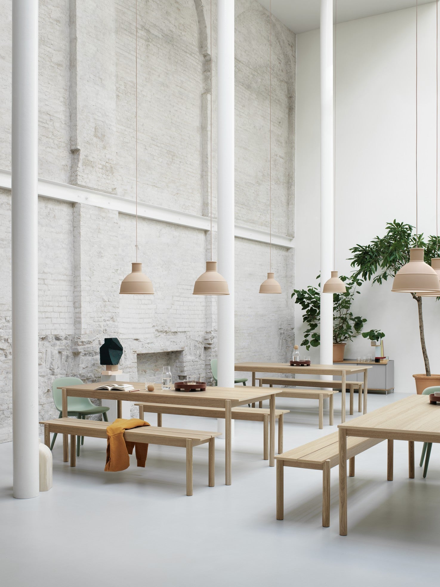 LINEAR Oak Wood Table