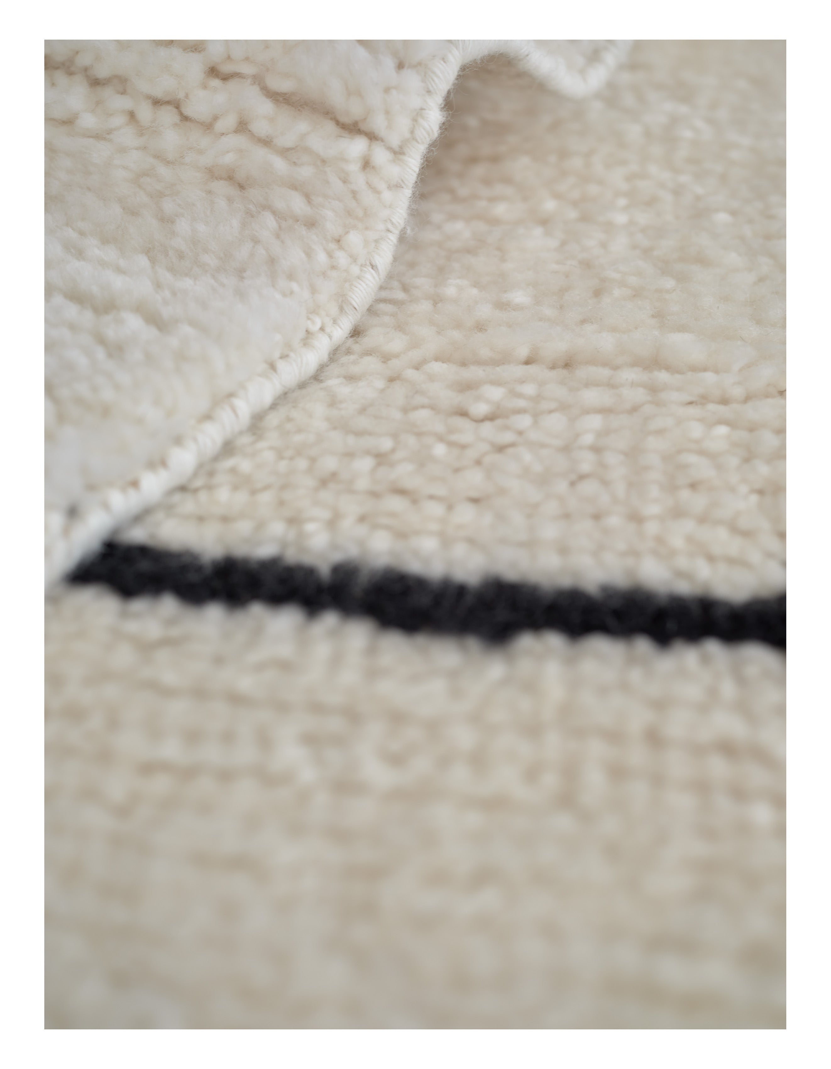 Teppich ASTRAL SPIRAL gebrochenes Weiß mit schwarzem Muster