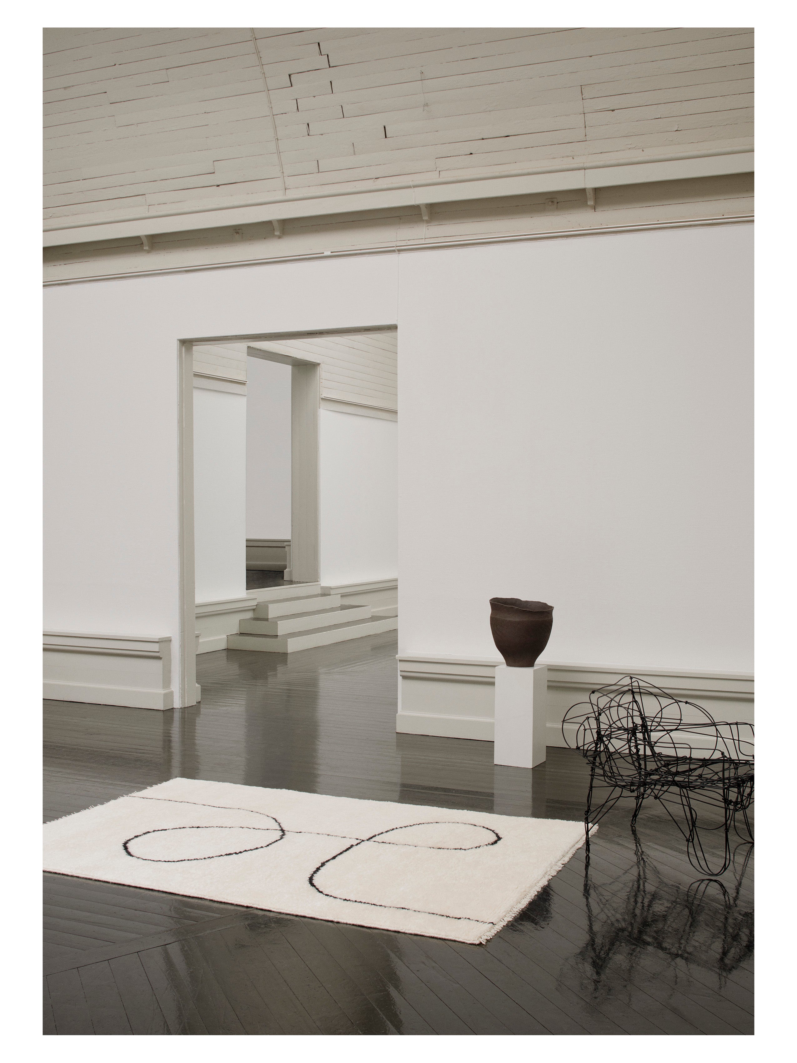 Teppich ASTRAL SPIRAL gebrochenes Weiß mit schwarzem Muster