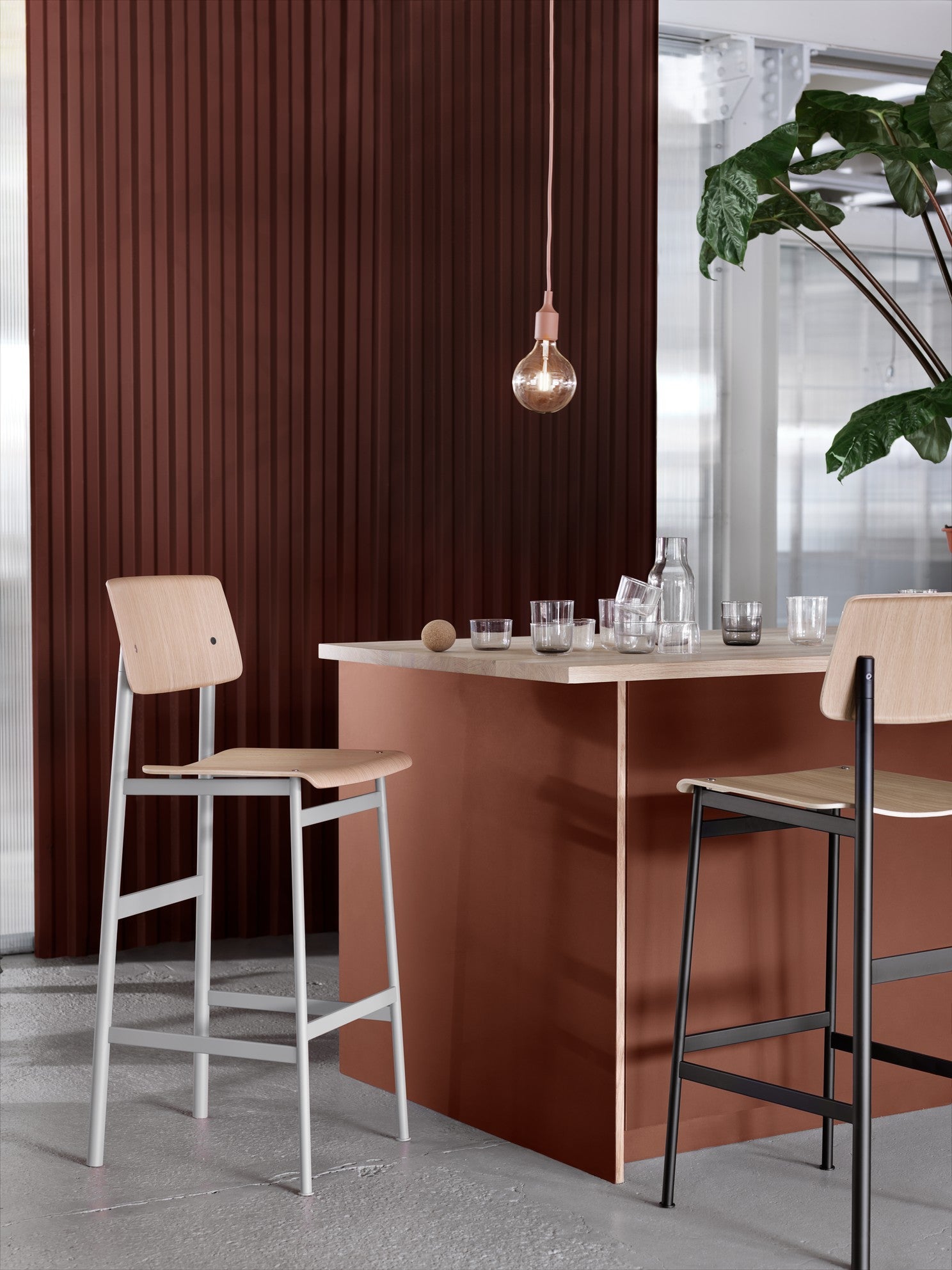 Personalisierbarer LOFT Barhocker mit schwarzem Gestell