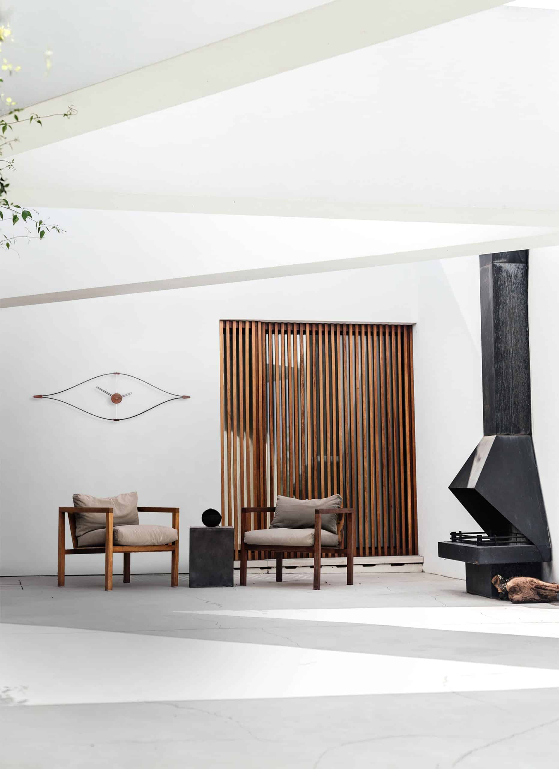 Wanduhr LOOK aus Nussbaum mit verchromten und schwarzen Akzenten