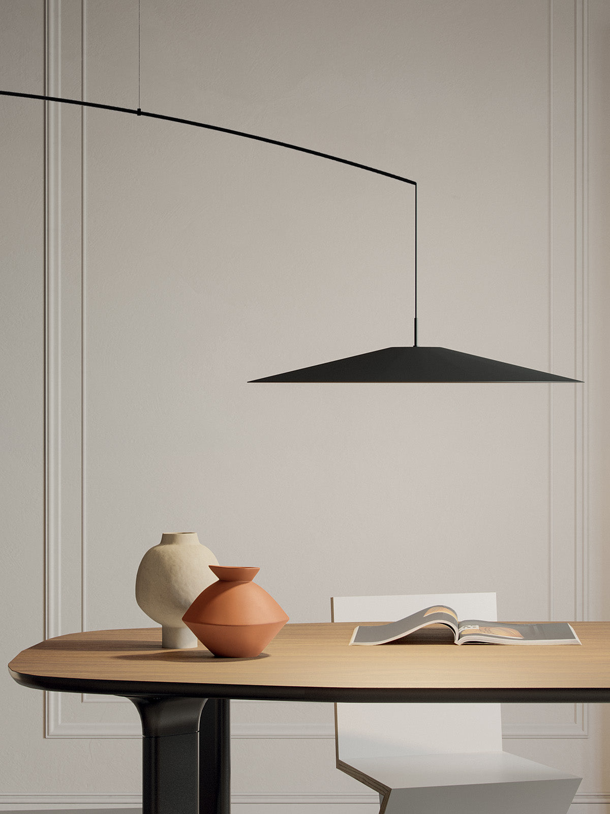 Zwart hangende vloerlamp met arm KOINÉ