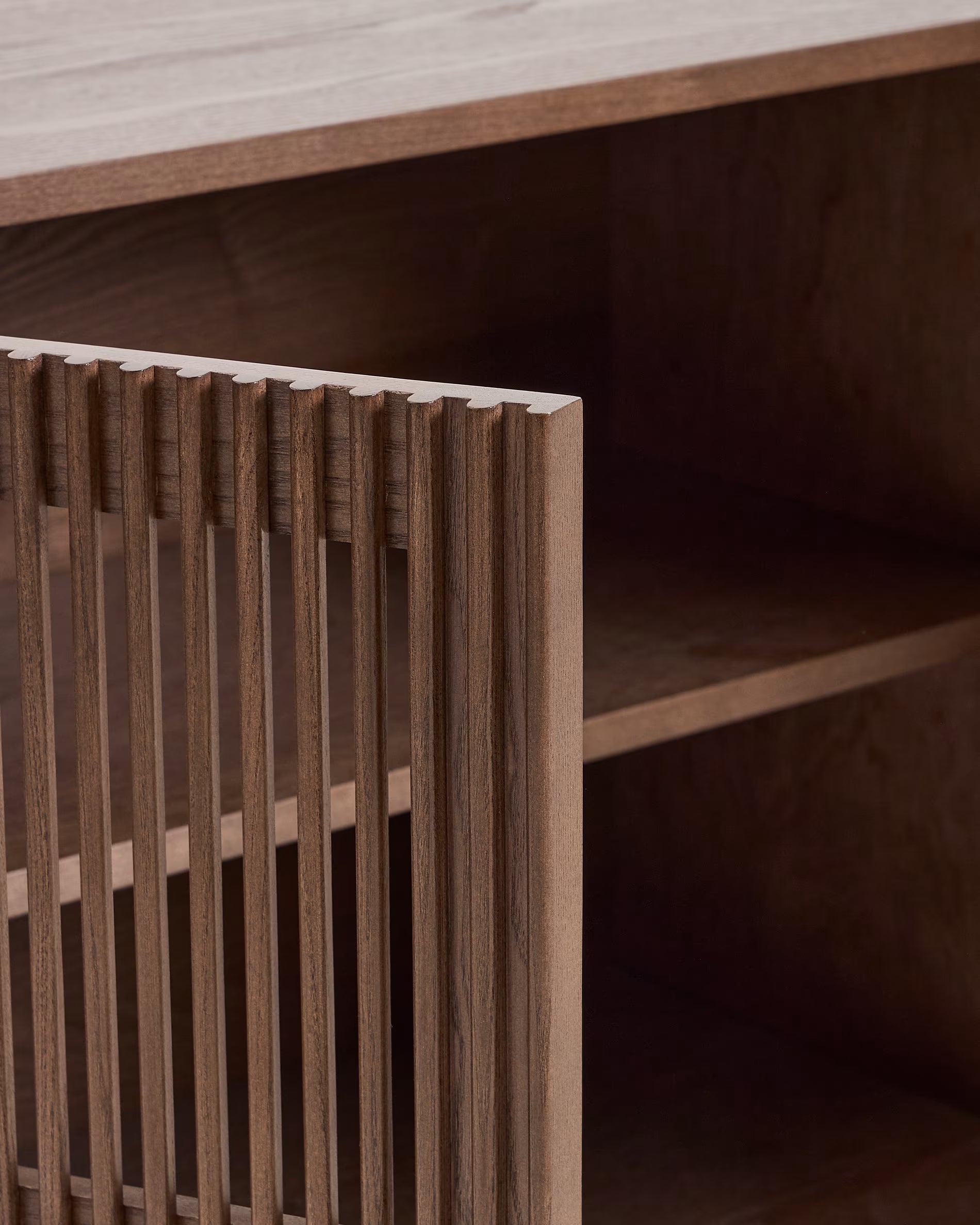 Kommode BEYLA aus dunkelbraunem Eschenholz