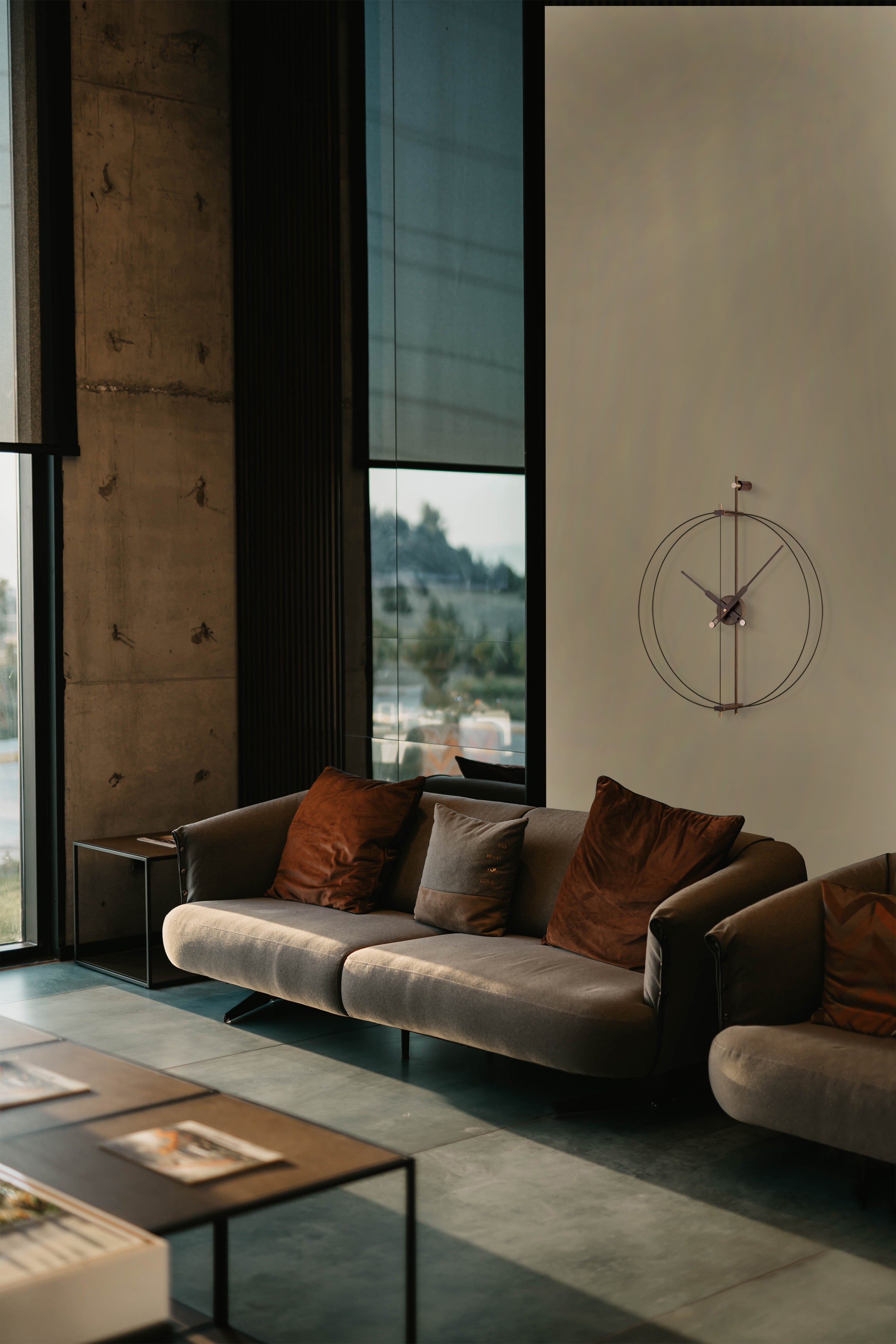 Muurklok MINI BARCELONA PREMIUM notenhout met zwarte afwerking