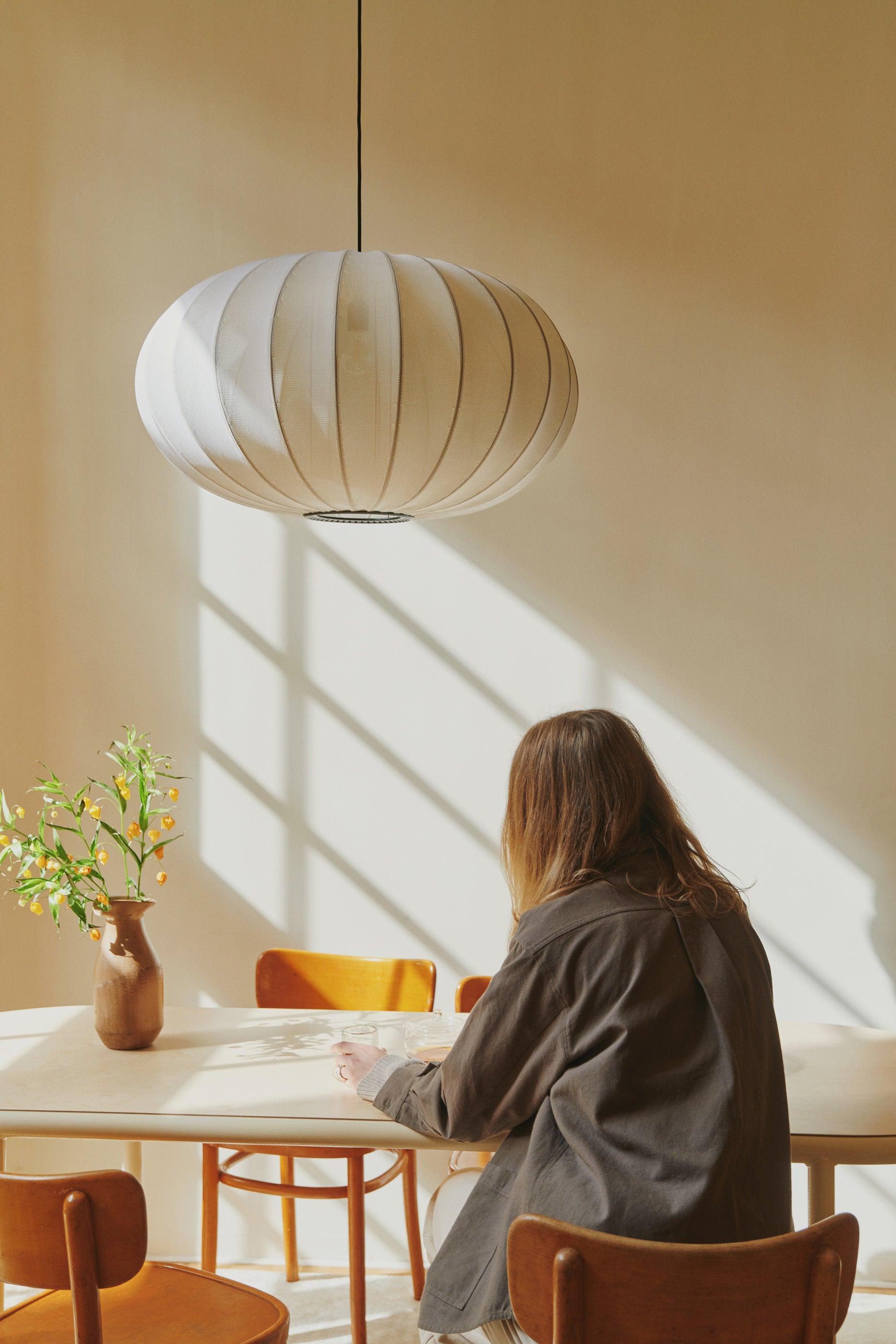 Ovale schwarze Hanglampe mit Strickwit.