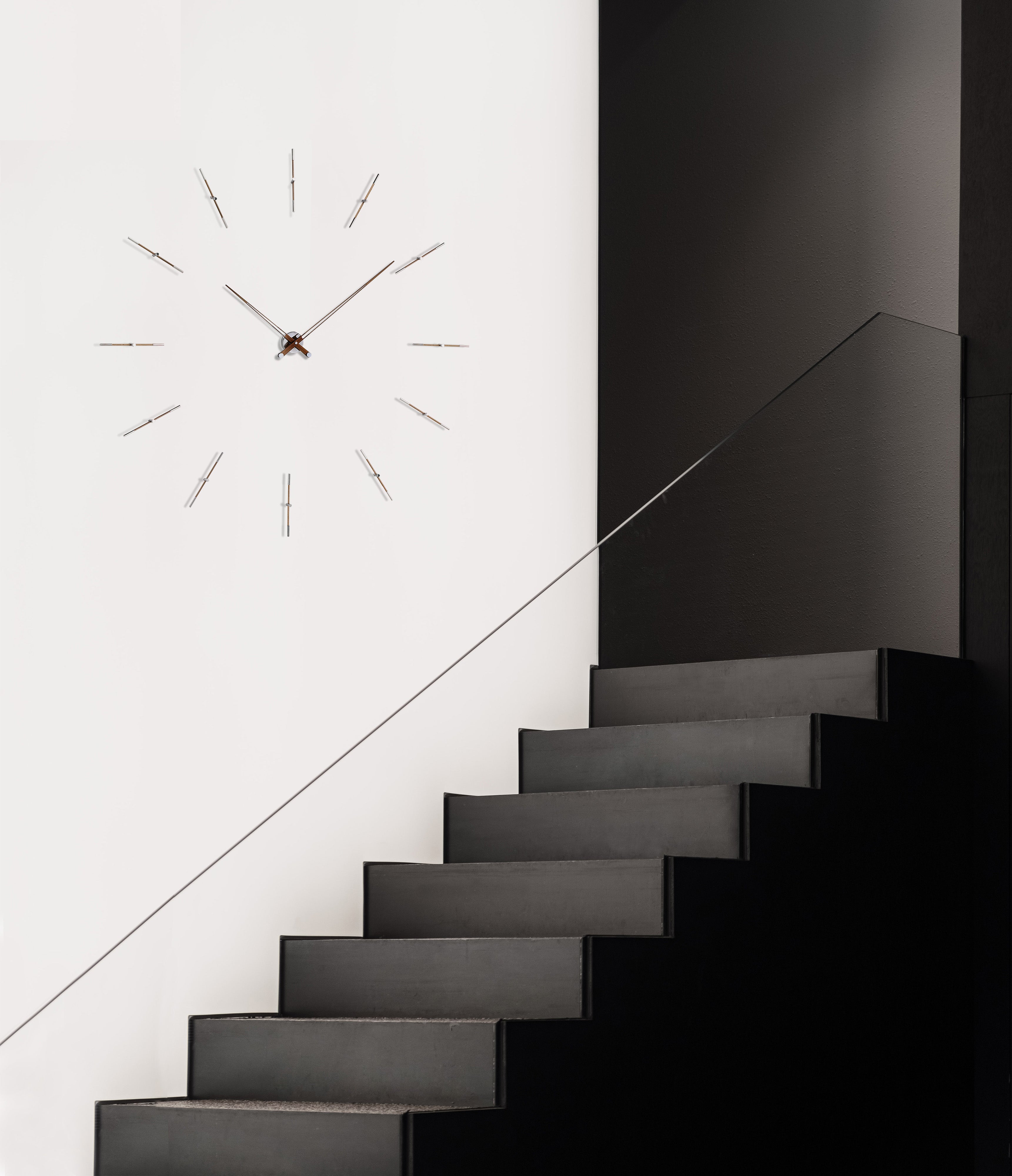 Wandklok MERLIN van notenhout met chroomafwerking