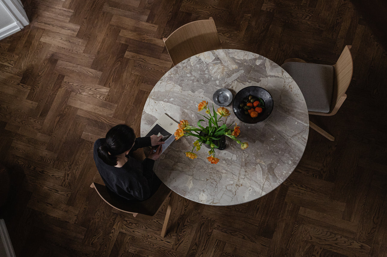 Round Table ANDROGYNE Gray Marble with Dark Oak Base