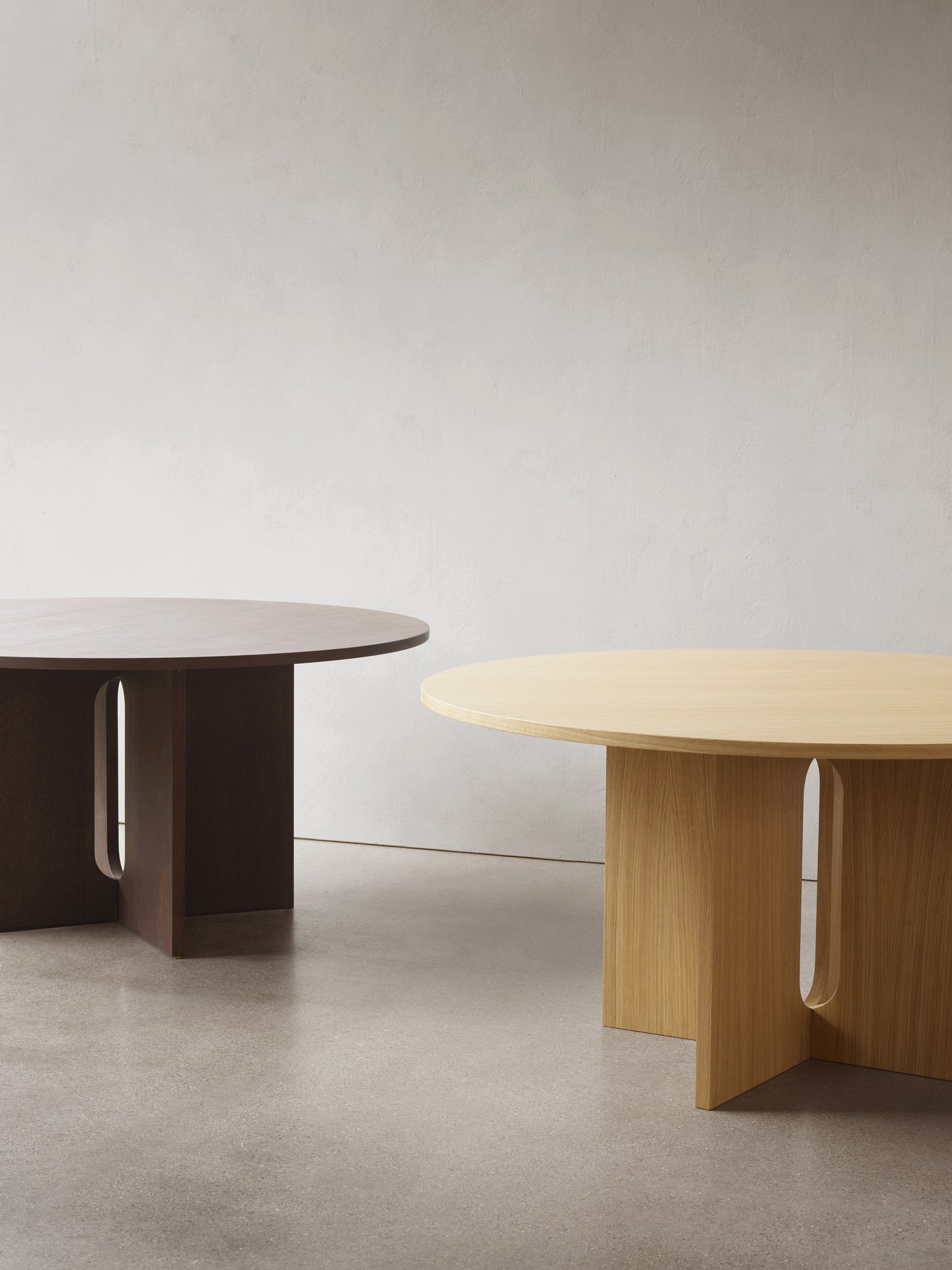 Ronde tafel ANDROGYNE donker eikenfineer