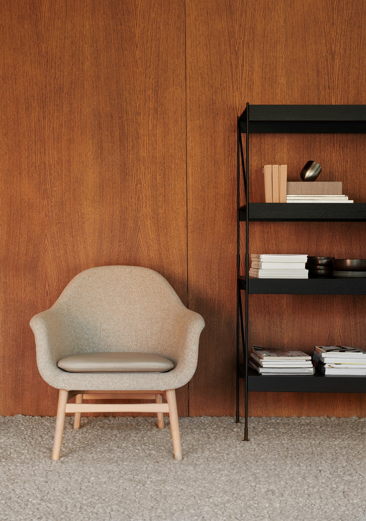 Beige HARBOUR fauteuil met een donkere eiken basis