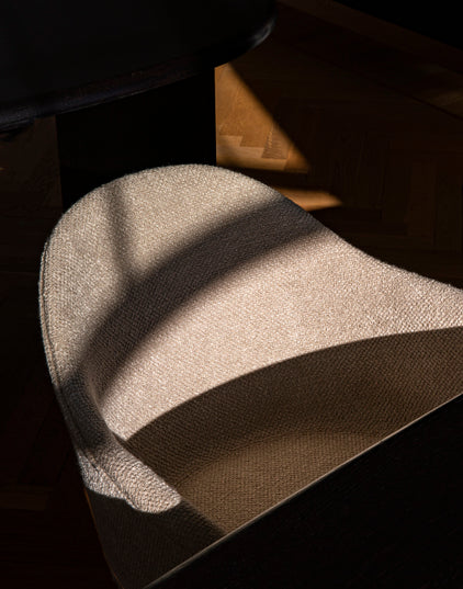 Beige HARBOUR fauteuil met een donkere eiken basis