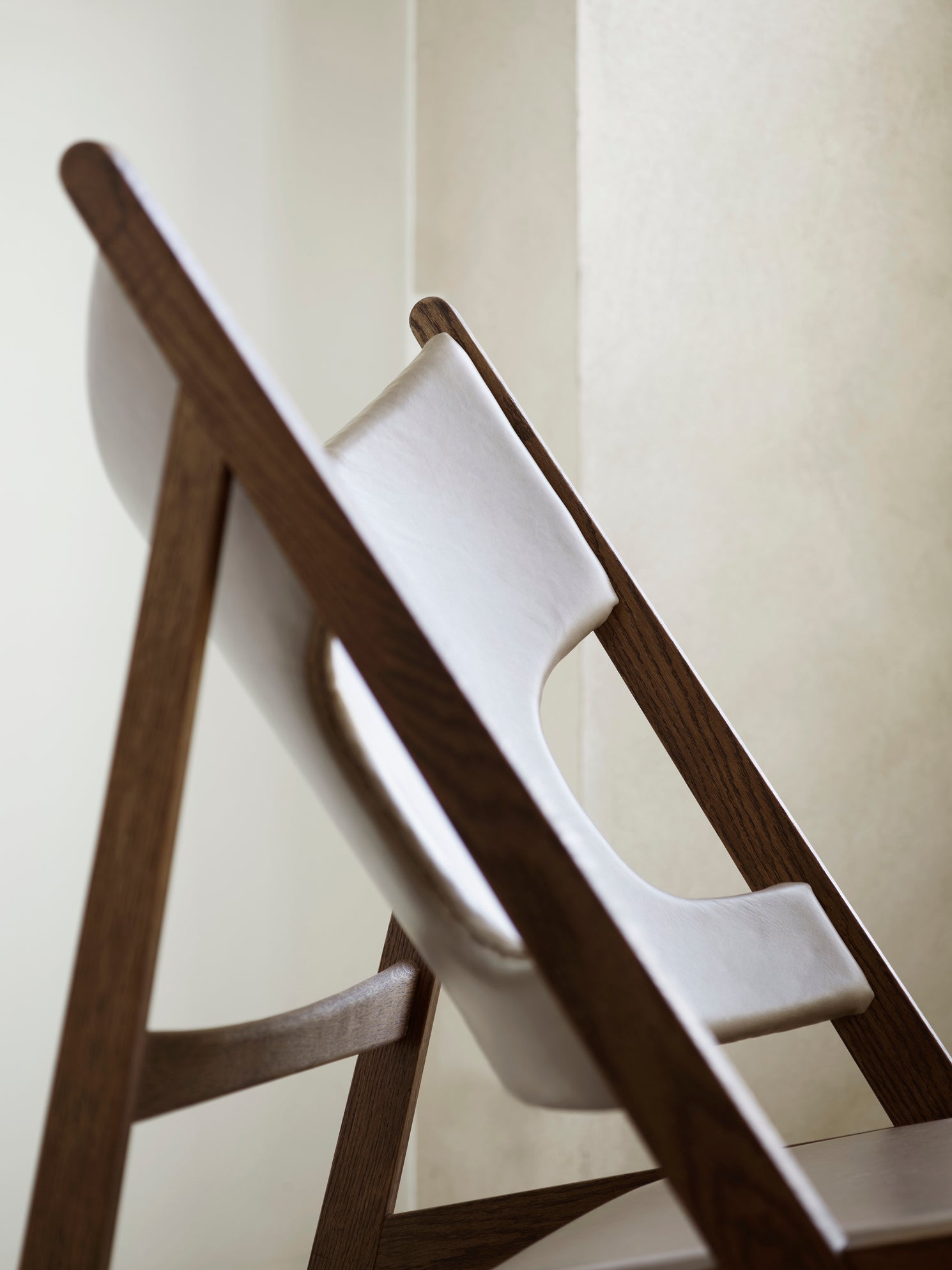 Fauteuil KNITTING grijs leer met een donkere eiken basis