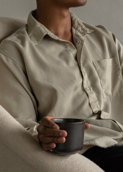 Fauteuil ODA rood met notenhouten basis