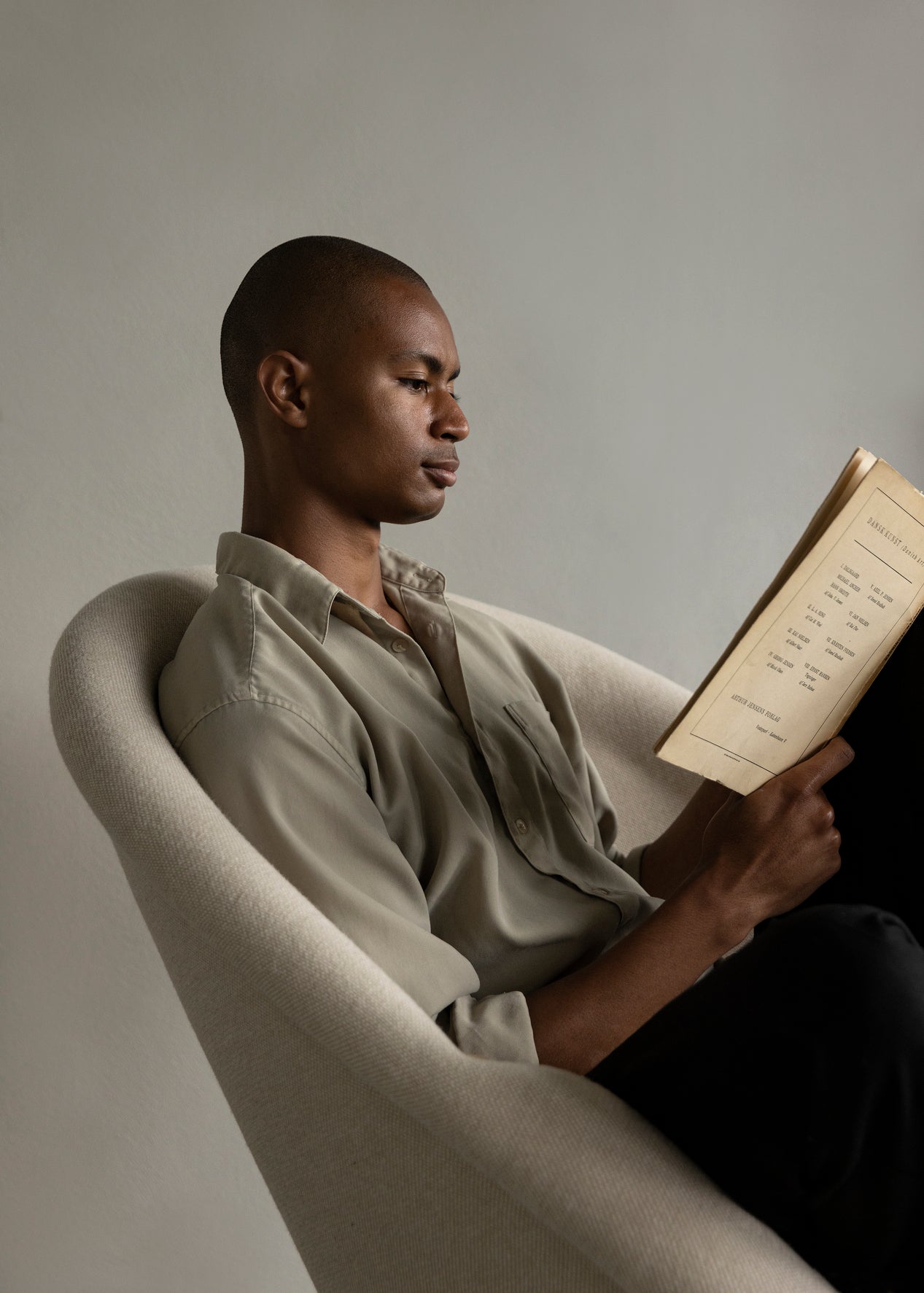 Fauteuil ODA rood met notenhouten basis