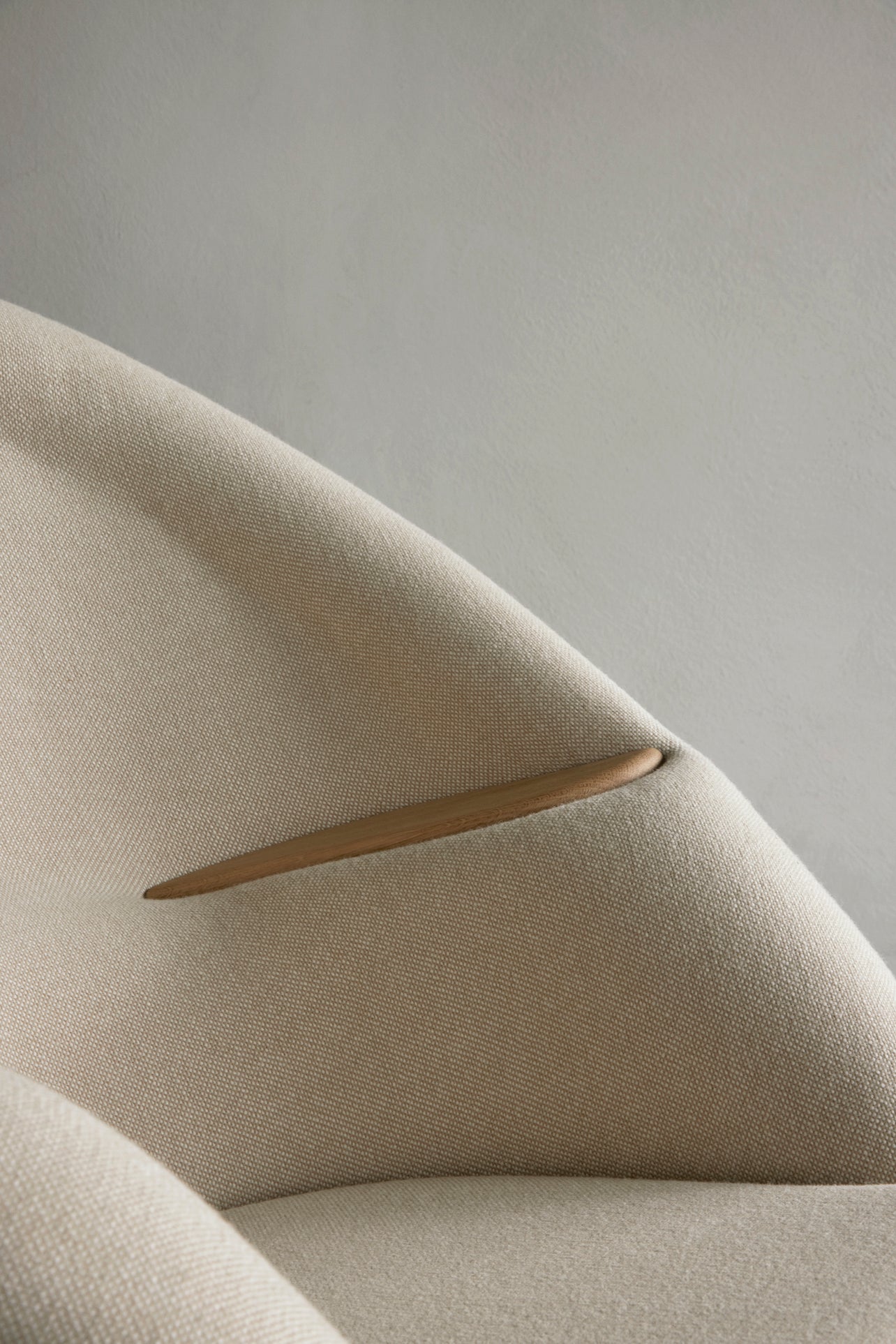 Fauteuil ODA rood met notenhouten basis