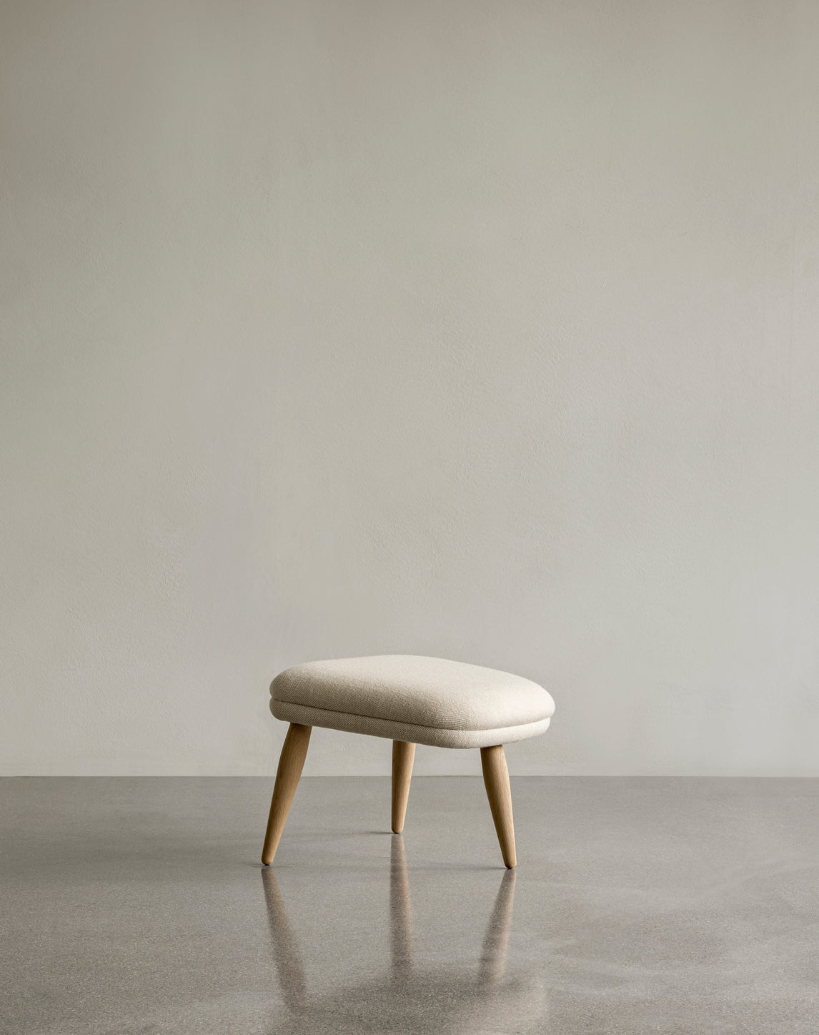 Hocker ODA hellgrau mit Eichenbasis