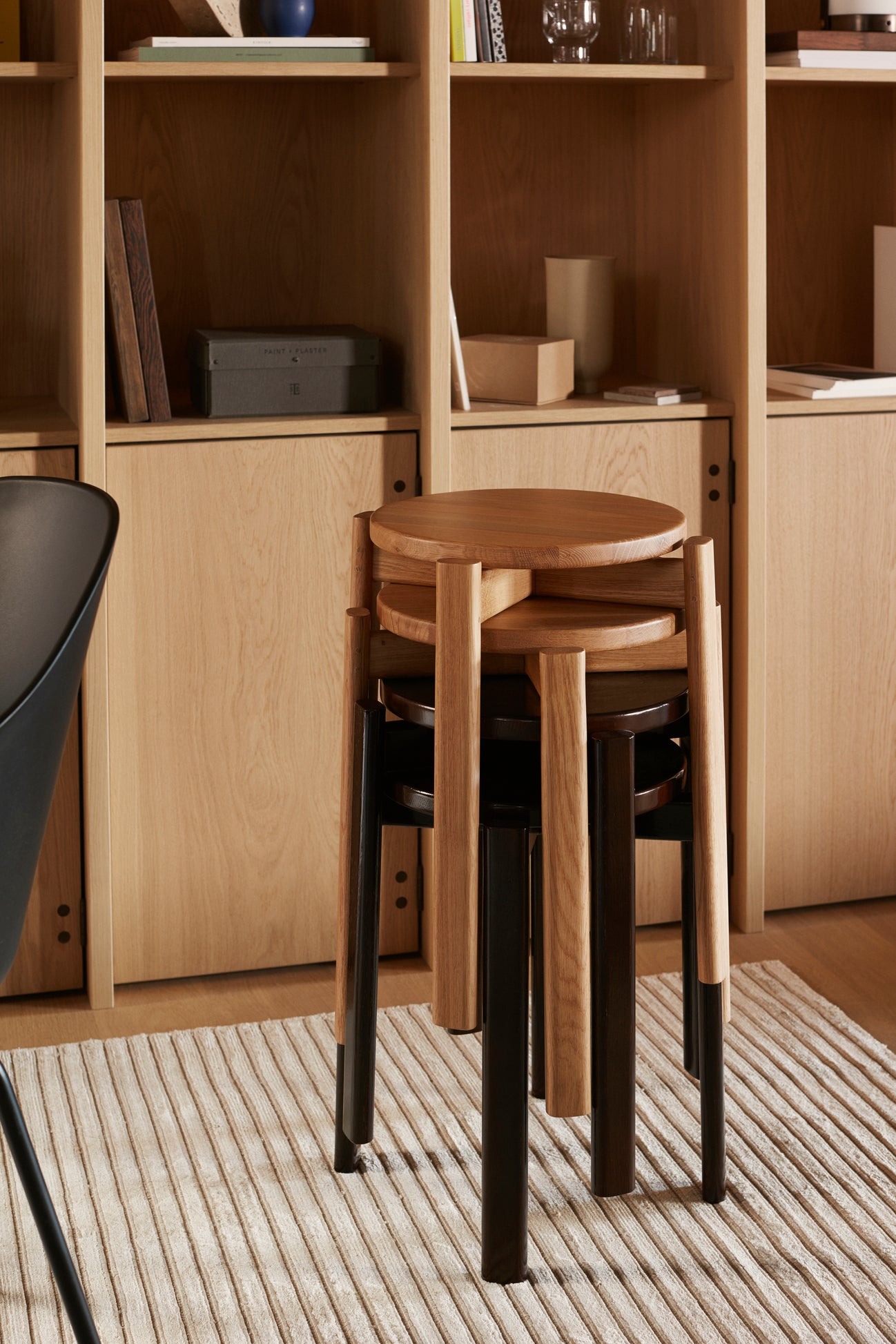 Houten kruk PASSAGE in notenhout