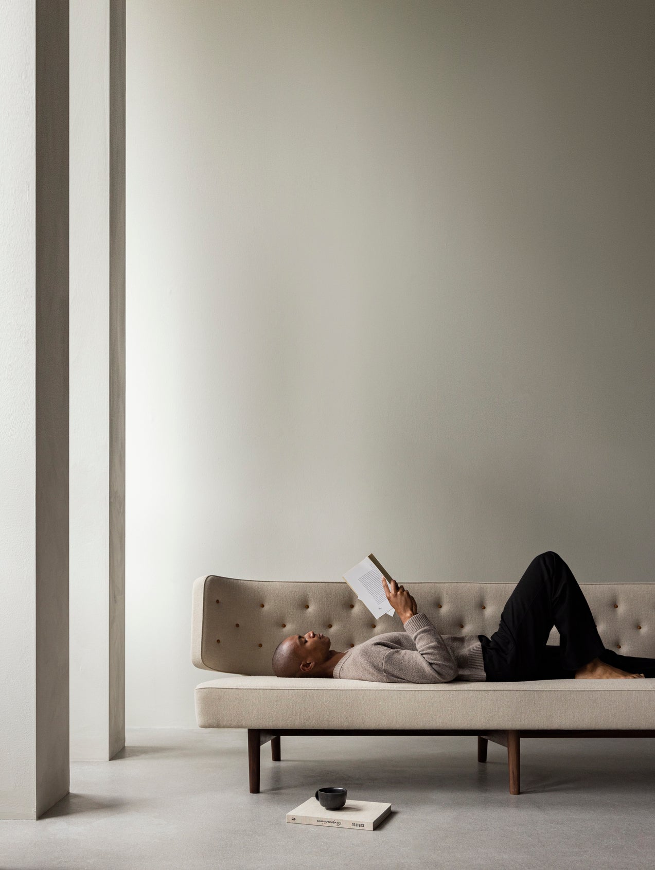 3-seater Sofa RADIOHUS light gray with walnut base