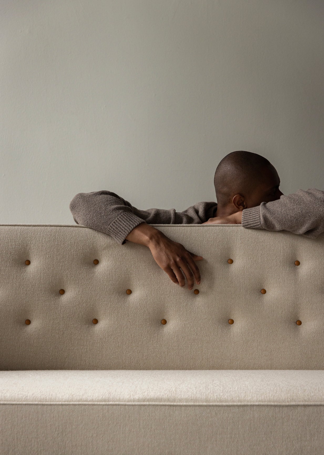 3-seater Sofa RADIOHUS light gray with walnut base