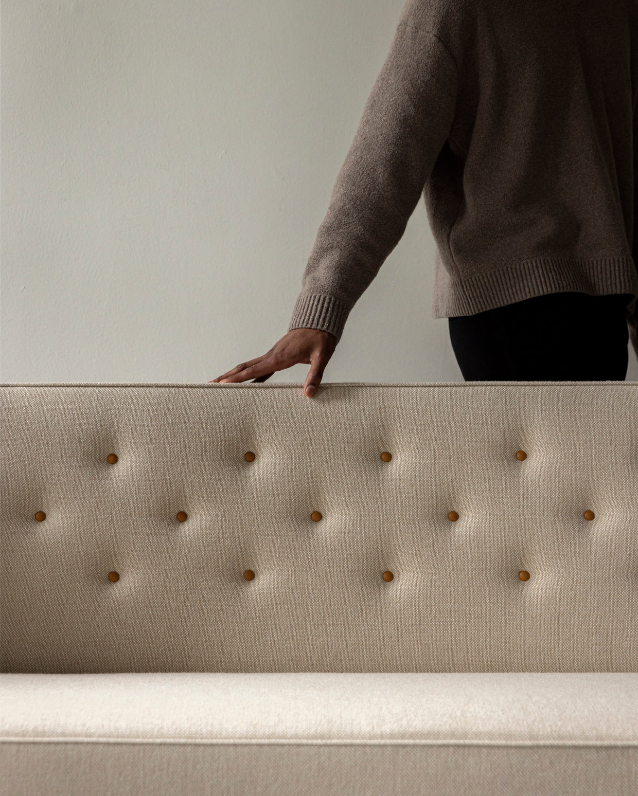 3-seater Sofa RADIOHUS light gray with walnut base