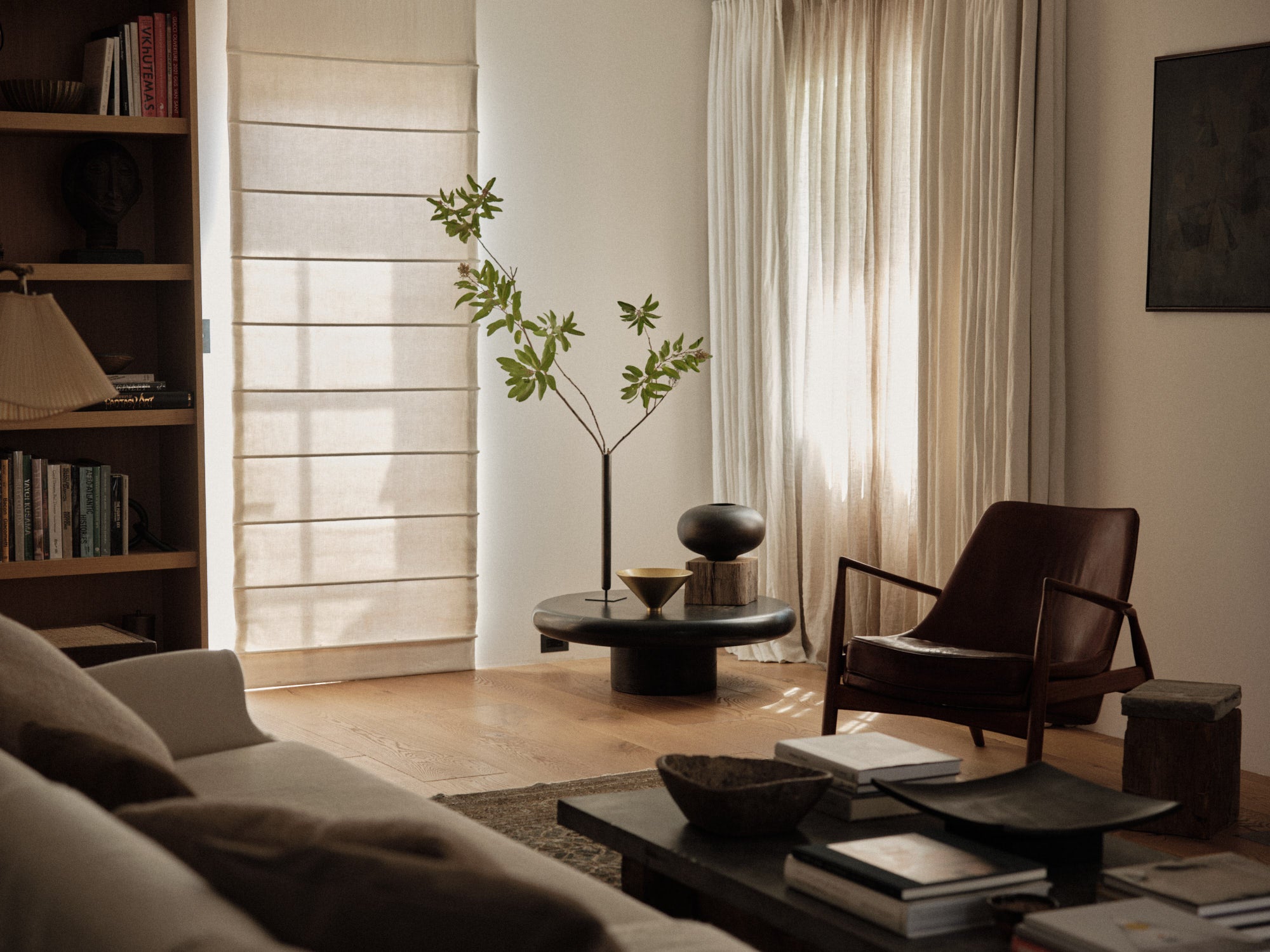 THE SEAL armchair gray with walnut base