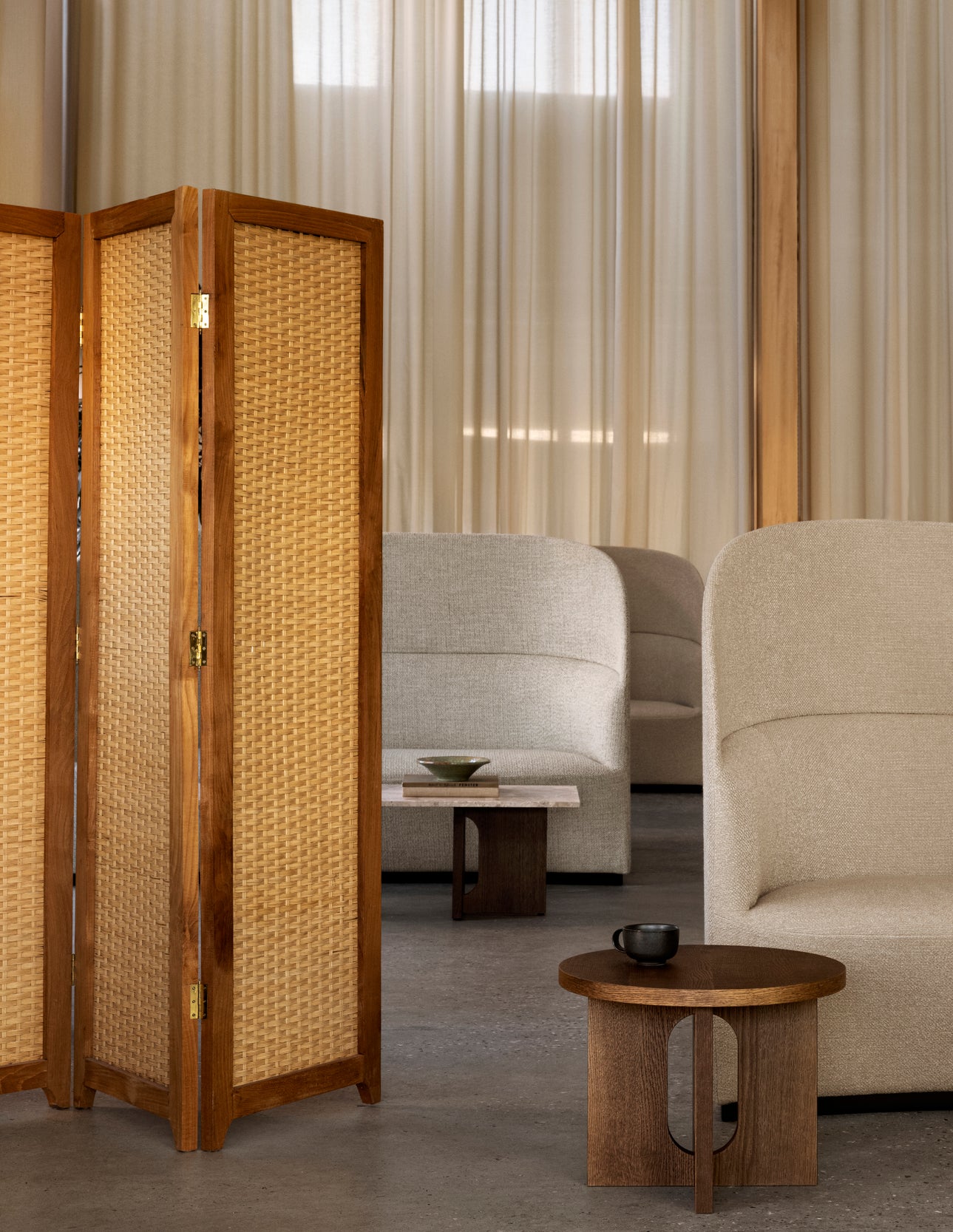 Beistelltisch ANDROGYNE Nussfurnier