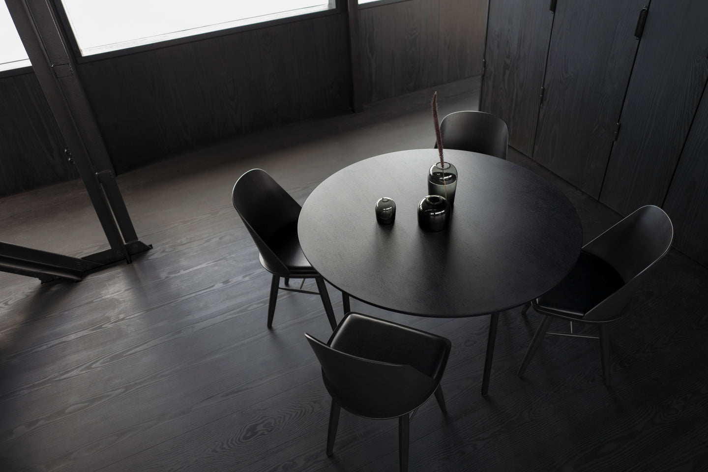 Runder Tisch SNAREGADE dunkles Eichenfurnier