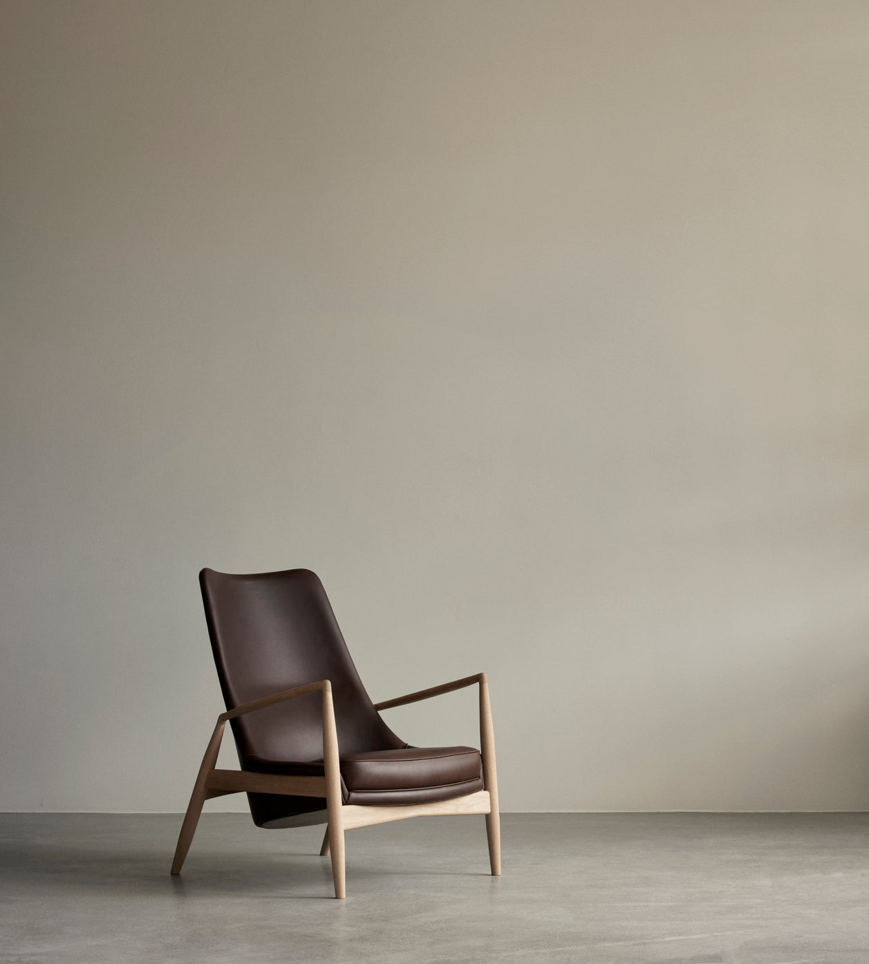 THE SEAL high-back armchair brown leather with walnut base