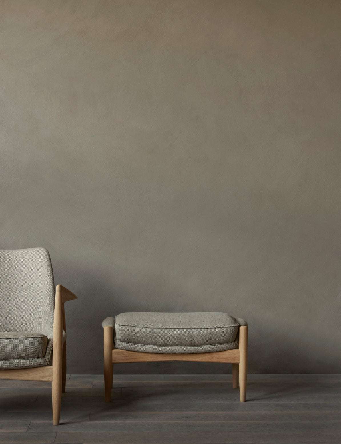 THE SEAL gray footrest with walnut base