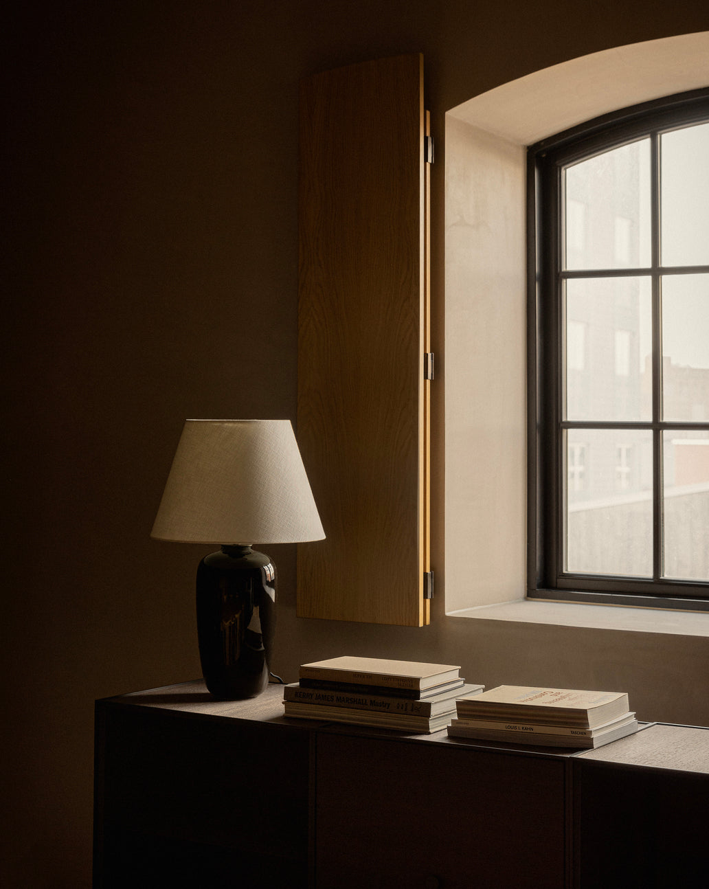 Tafellamp TORSO zwarte keramiek met witte kap