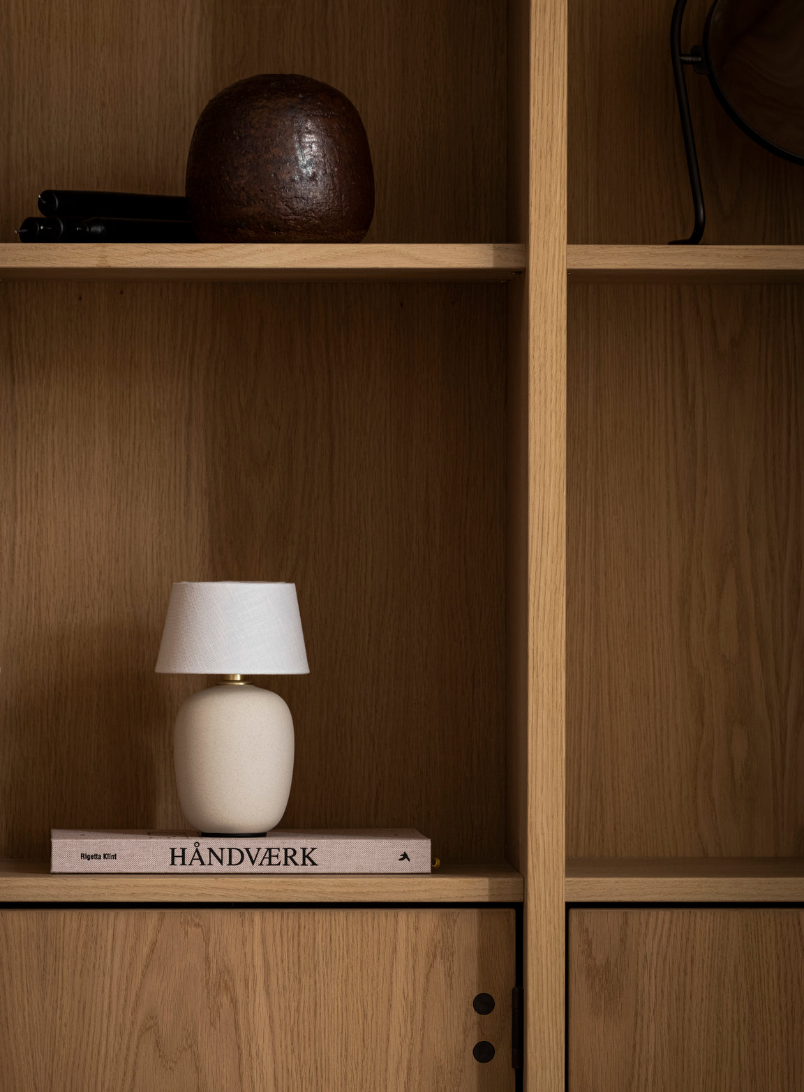 Tragbare Lampe TORSO sandfarbene Keramik mit weißem Schirm