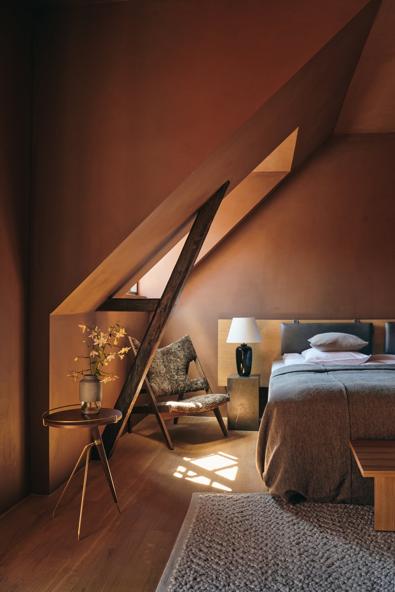 Tafellamp TORSO zwarte keramiek met witte kap