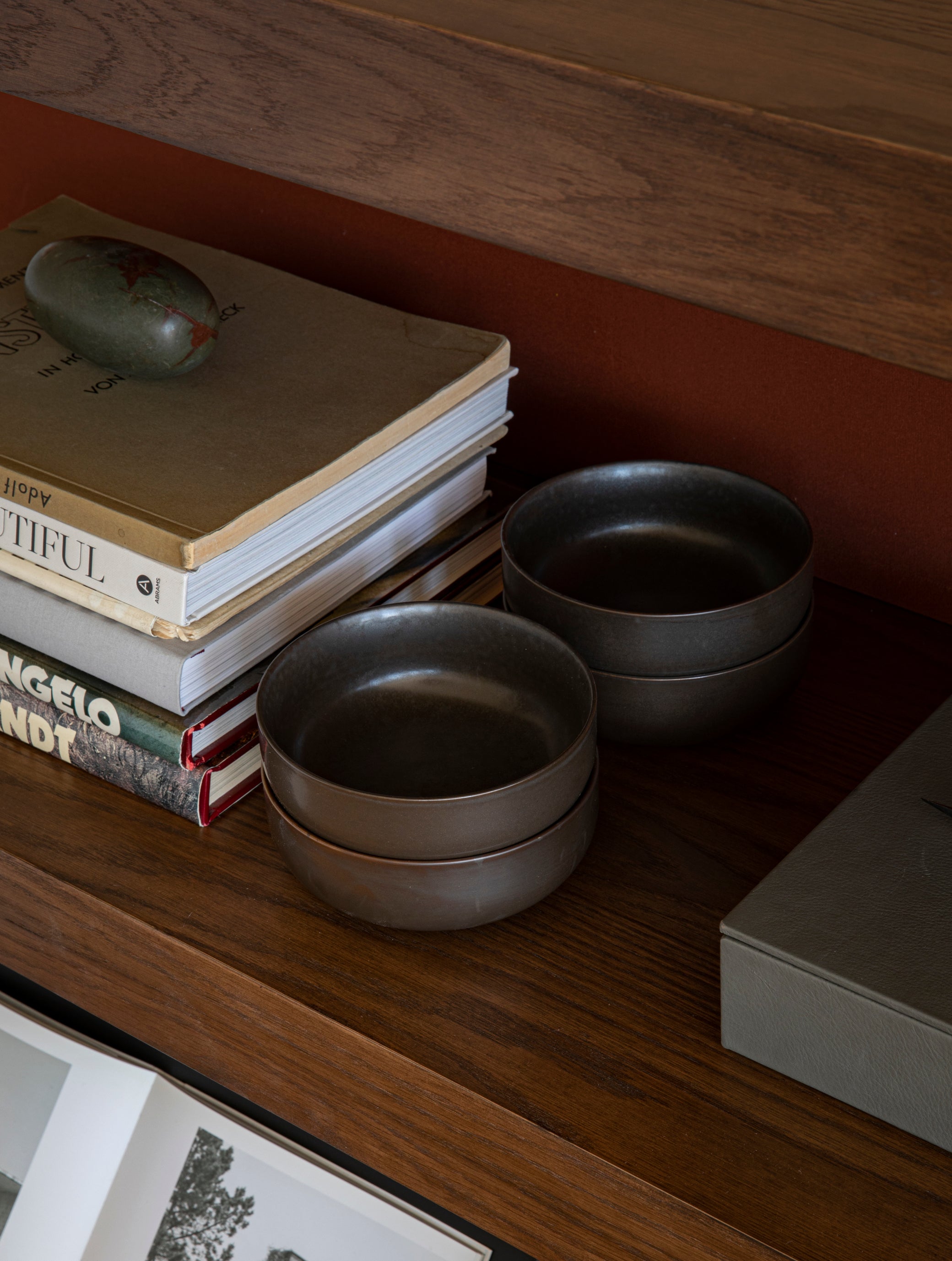 Boekenkast ZET donker eikenhout met zwart frame