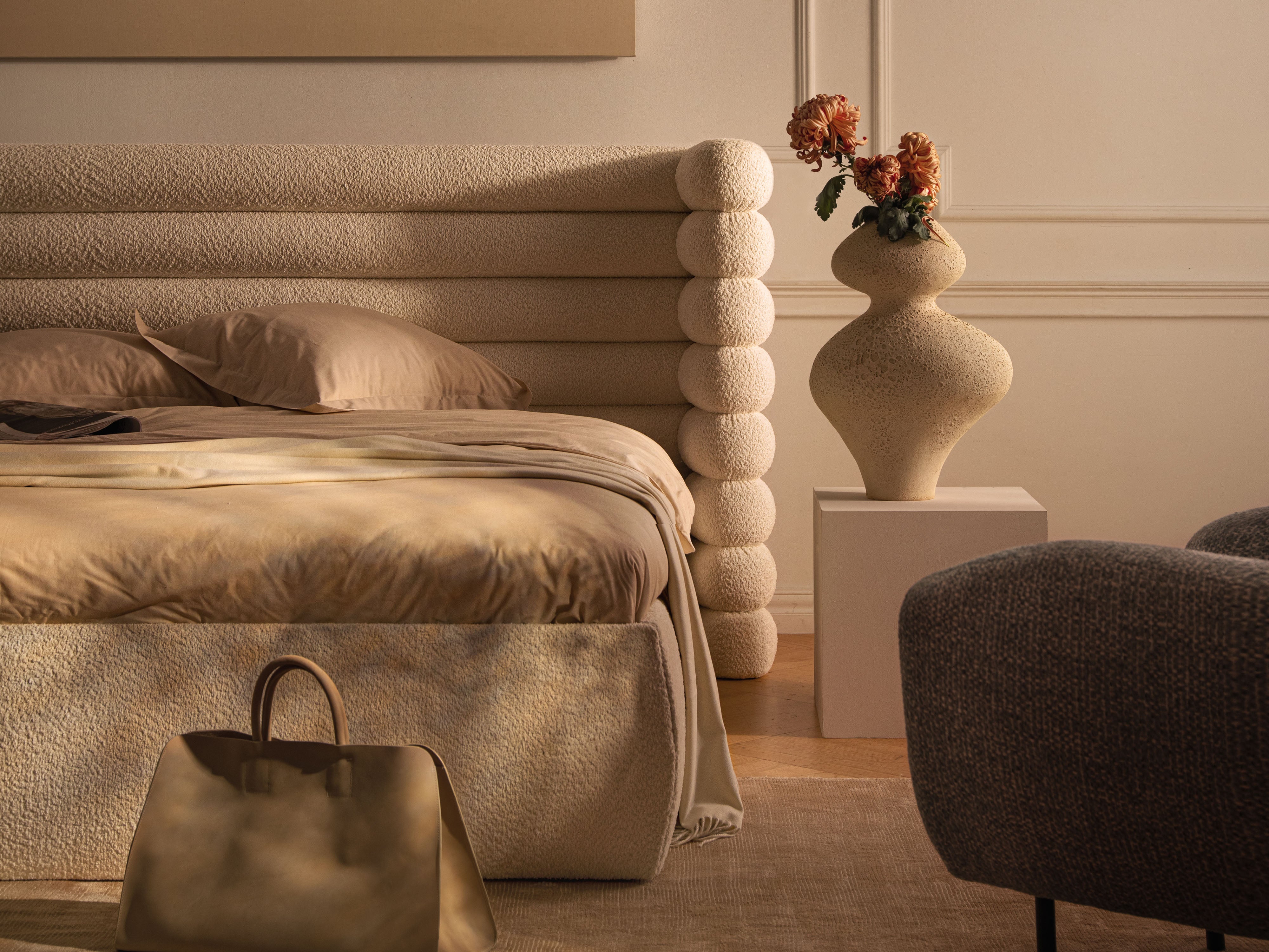 MOUNT black velvet bed