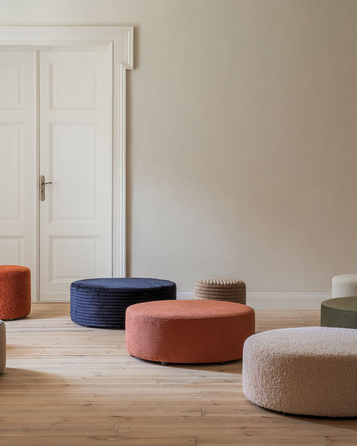 Puf sztruksowy DIA granatowy – ujęcie 6