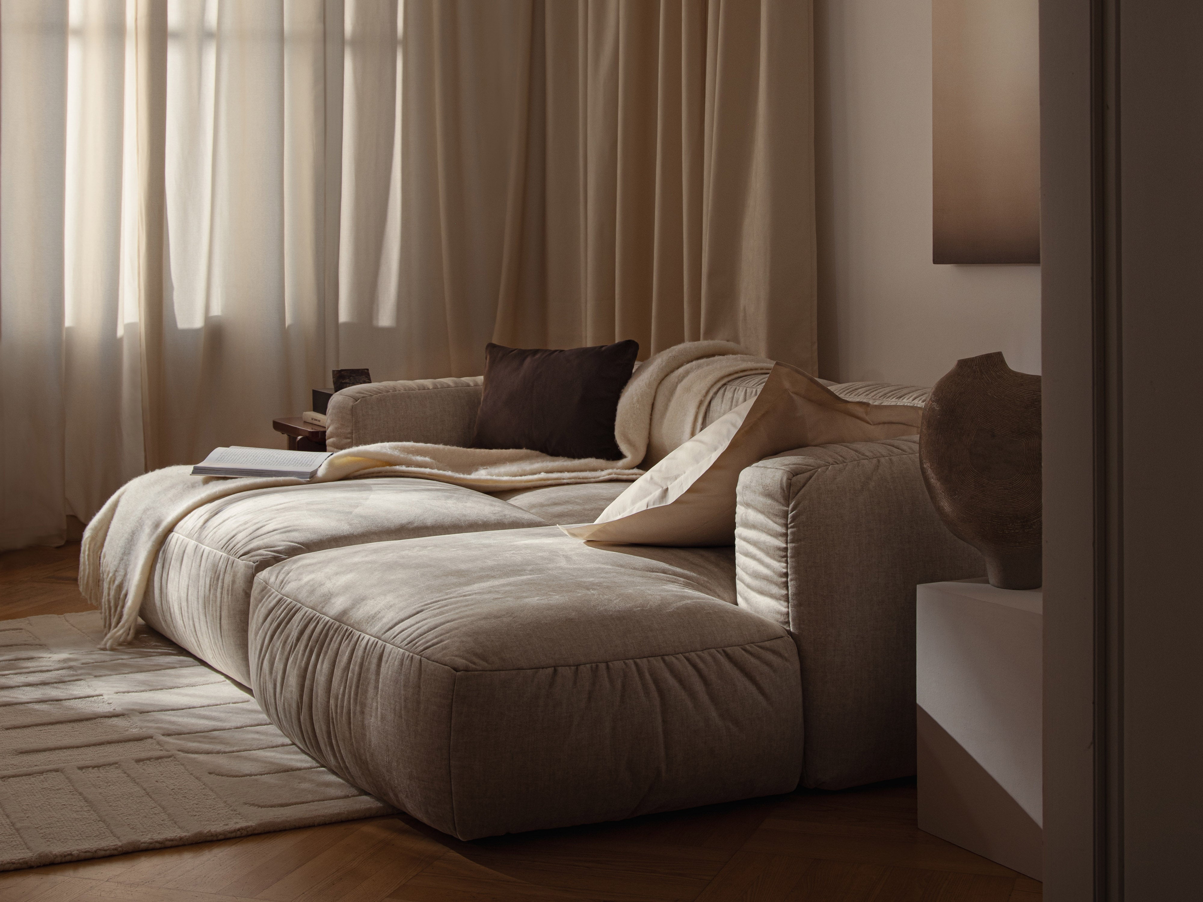 Samt-Ecksofa rechts mit Schlaffunktion MARTINA hellbeige
